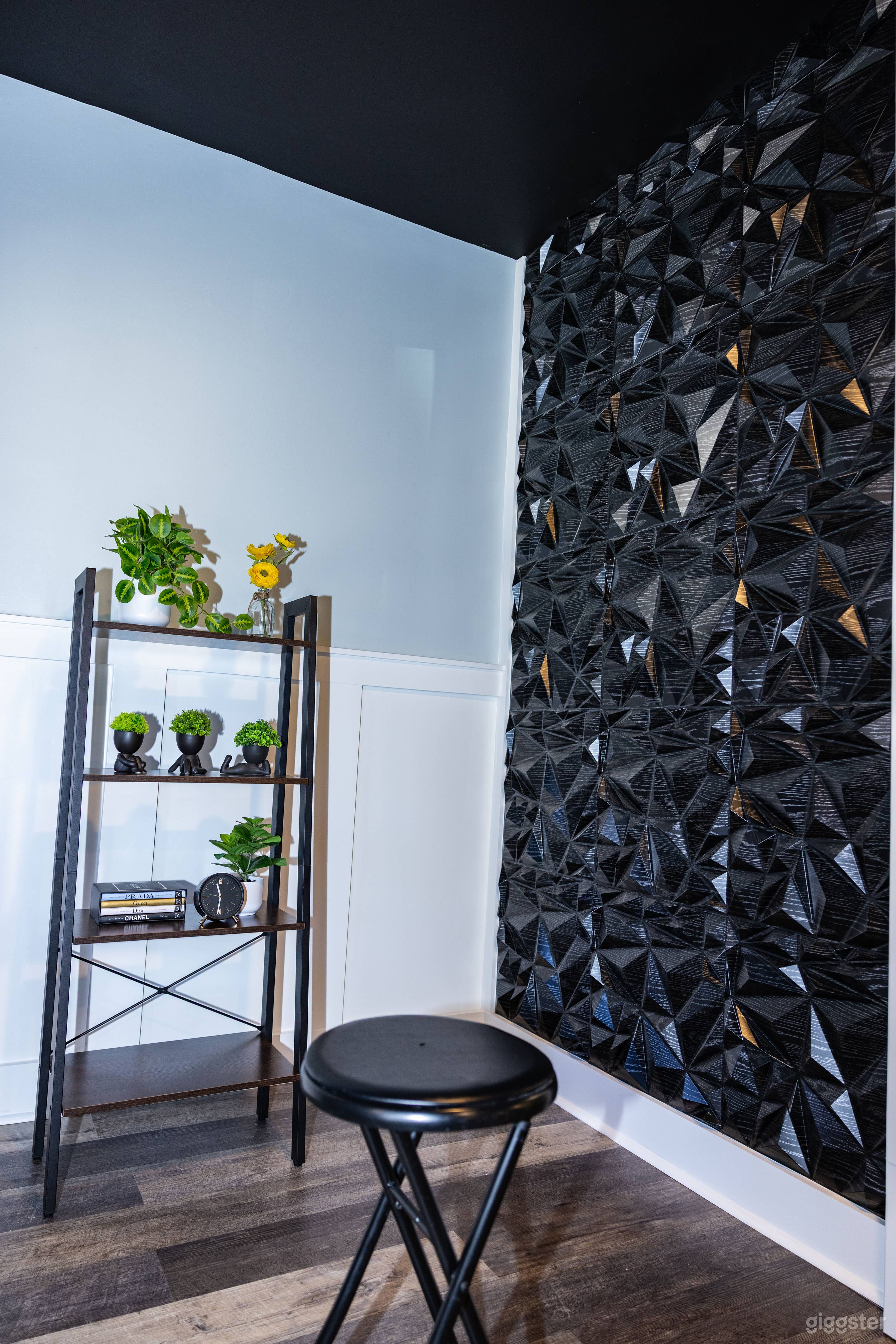 Mid City studio with lots of versatility Photo 2