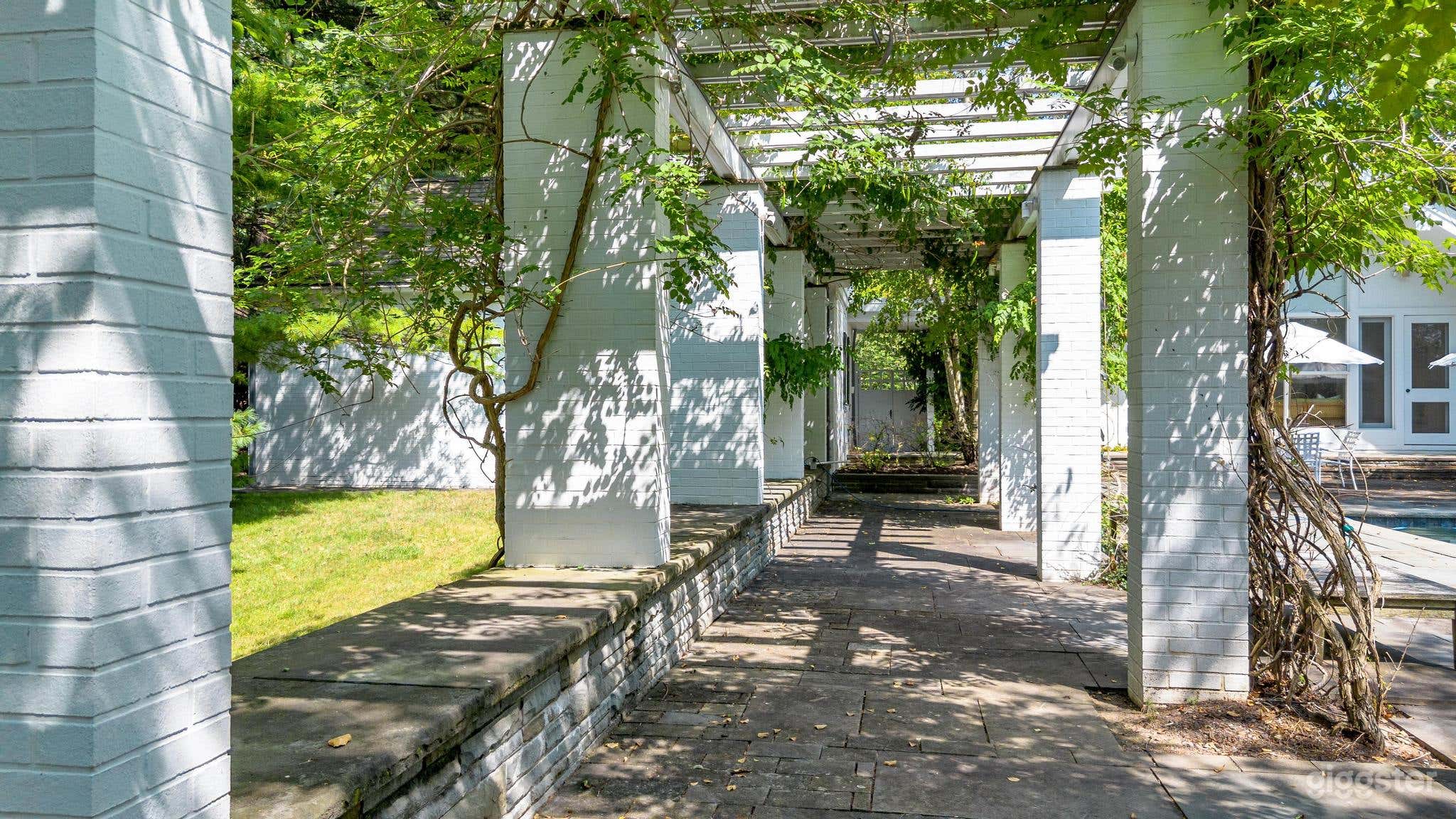 Vintage Estate With Pool, Tennis Court & Scenic Views Photo 3