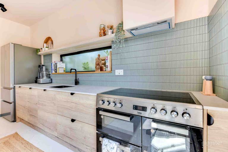  Hove 4 room studio, light filled, off road parking 