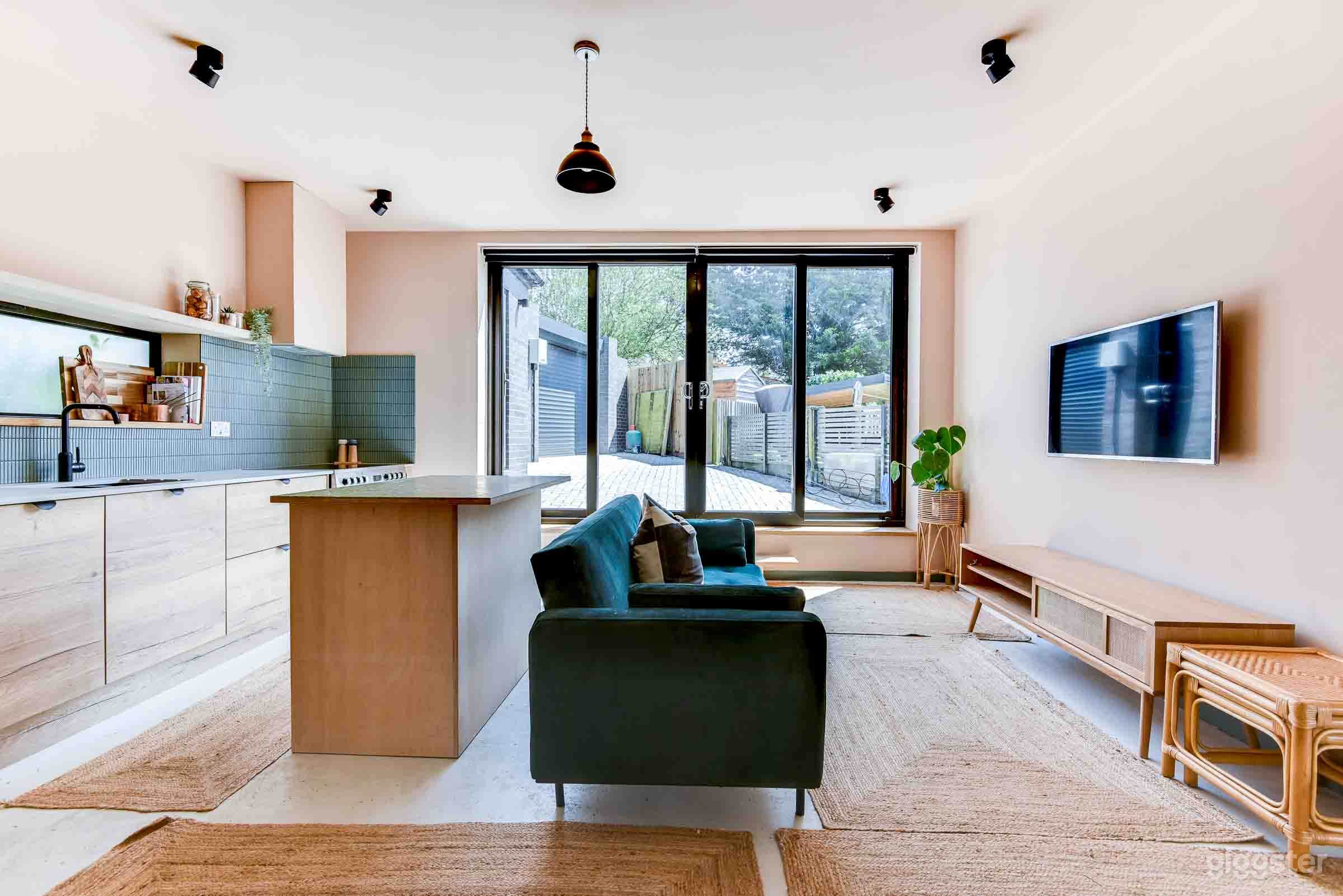 Hove 4 room studio, light filled, off road parking Photo 2