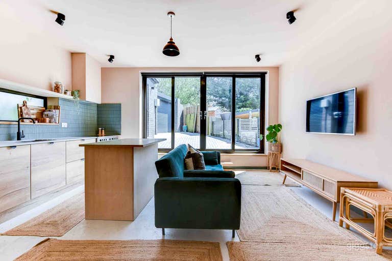  Hove 4 room studio, light filled, off road parking 