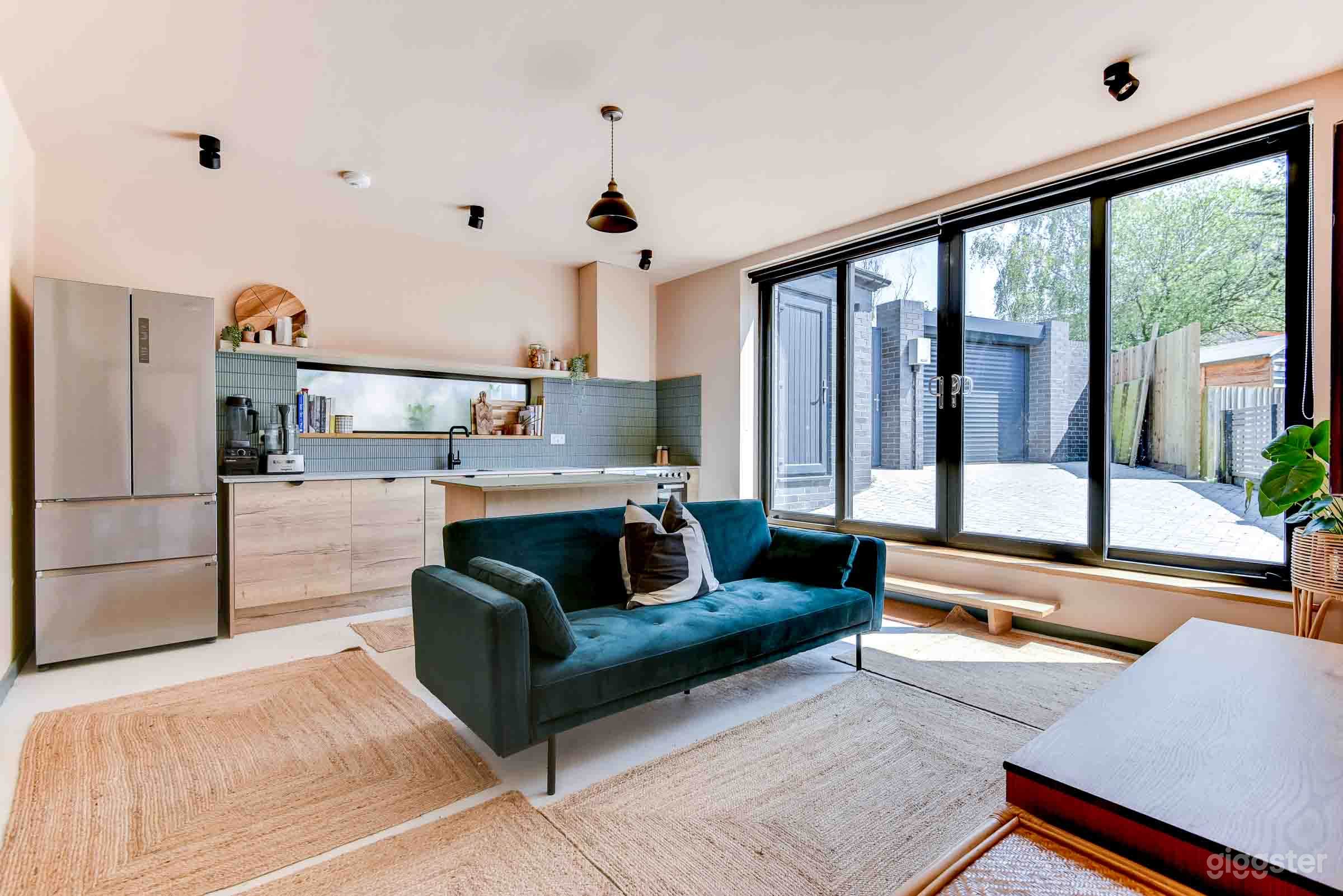 Hove 4 room studio, light filled, off road parking Photo 1