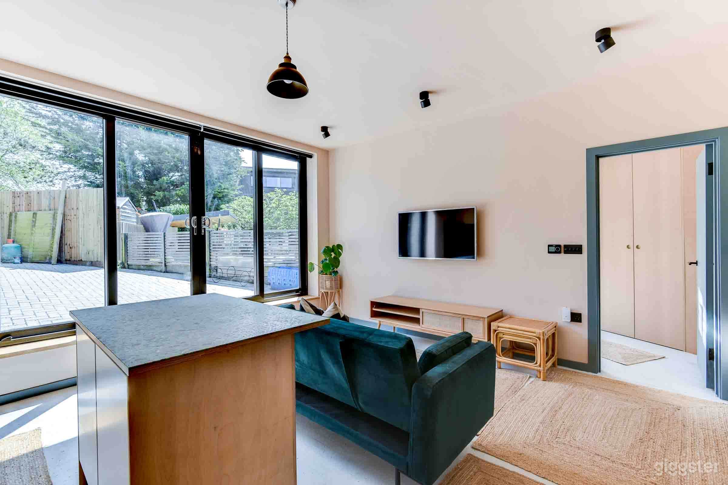 Hove 4 room studio, light filled, off road parking Photo 3