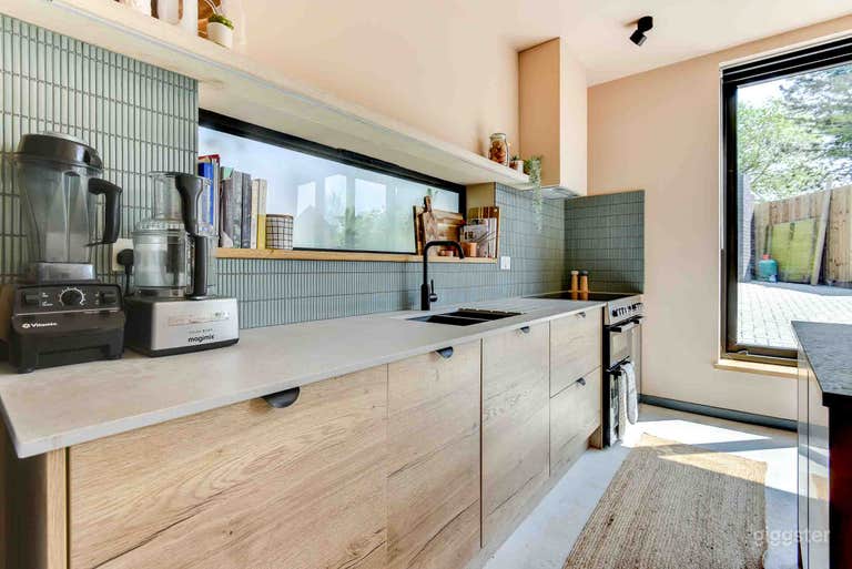  Hove 4 room studio, light filled, off road parking 