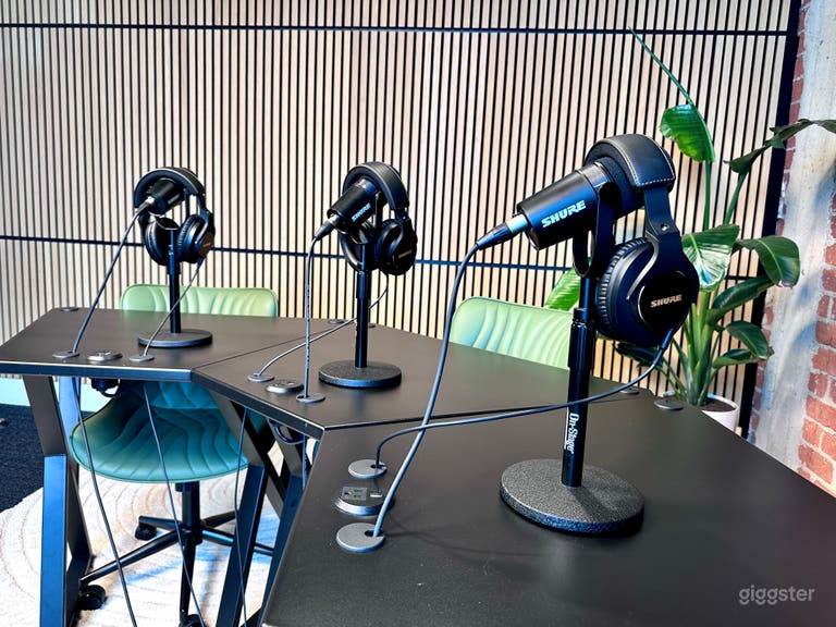  Professional Podcast & Video Production Studio 