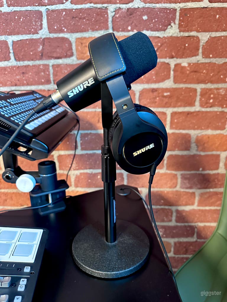  Shure headphones. Røde mic. 