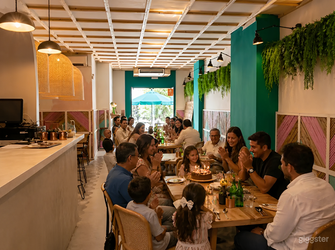 Colorful Modern Café & Restaurant with Vibrant Tropical Vibe Foto 4