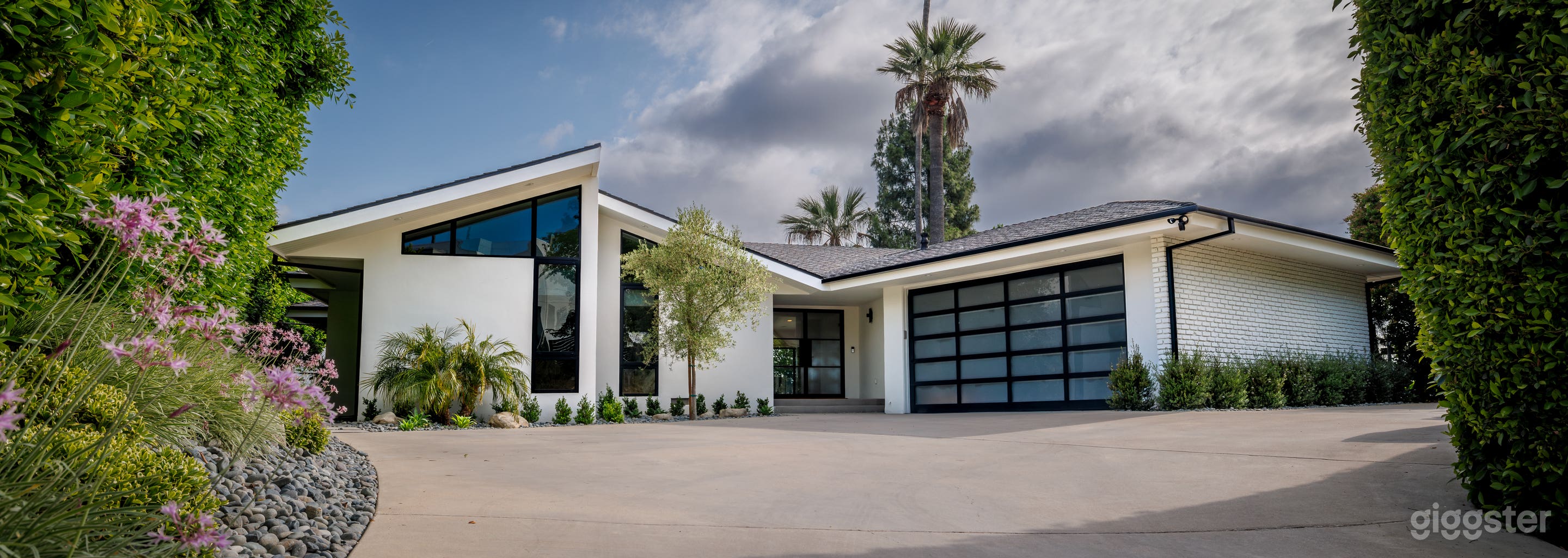 Mid century modern home located in Sherman Oaks. Photo 2