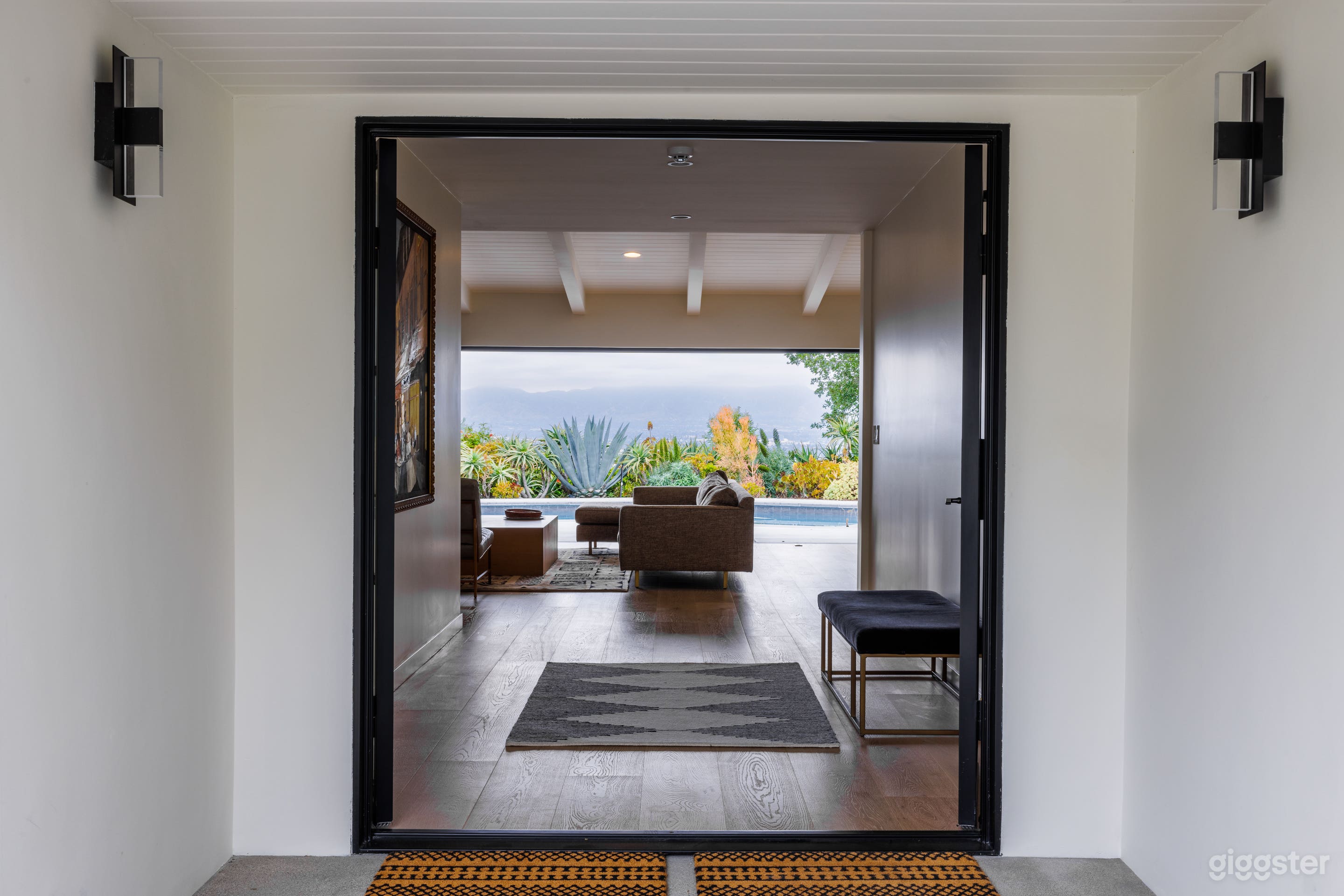 Mid century modern home located in Sherman Oaks. Photo 3