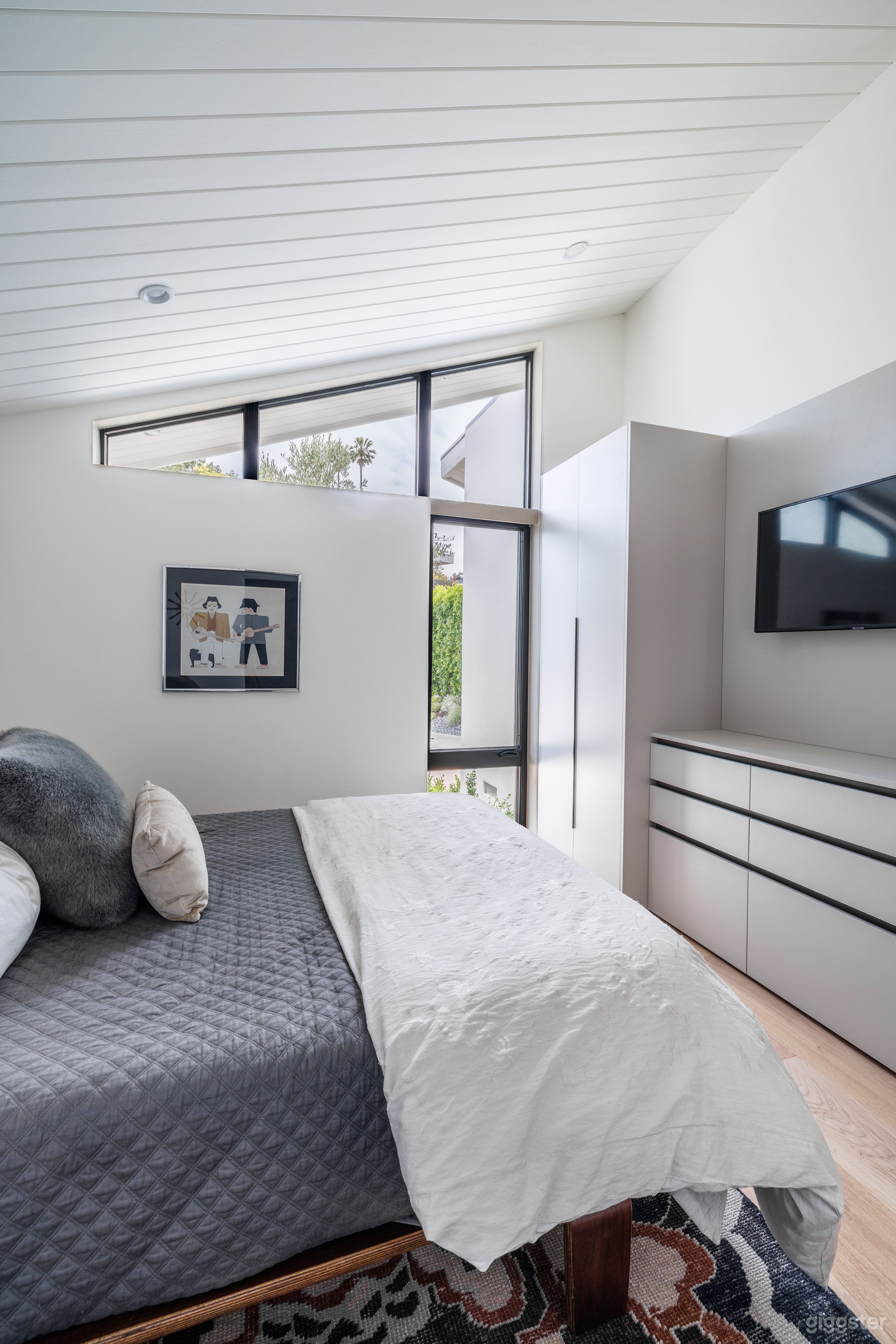 Mid century modern home located in Sherman Oaks. Photo 4