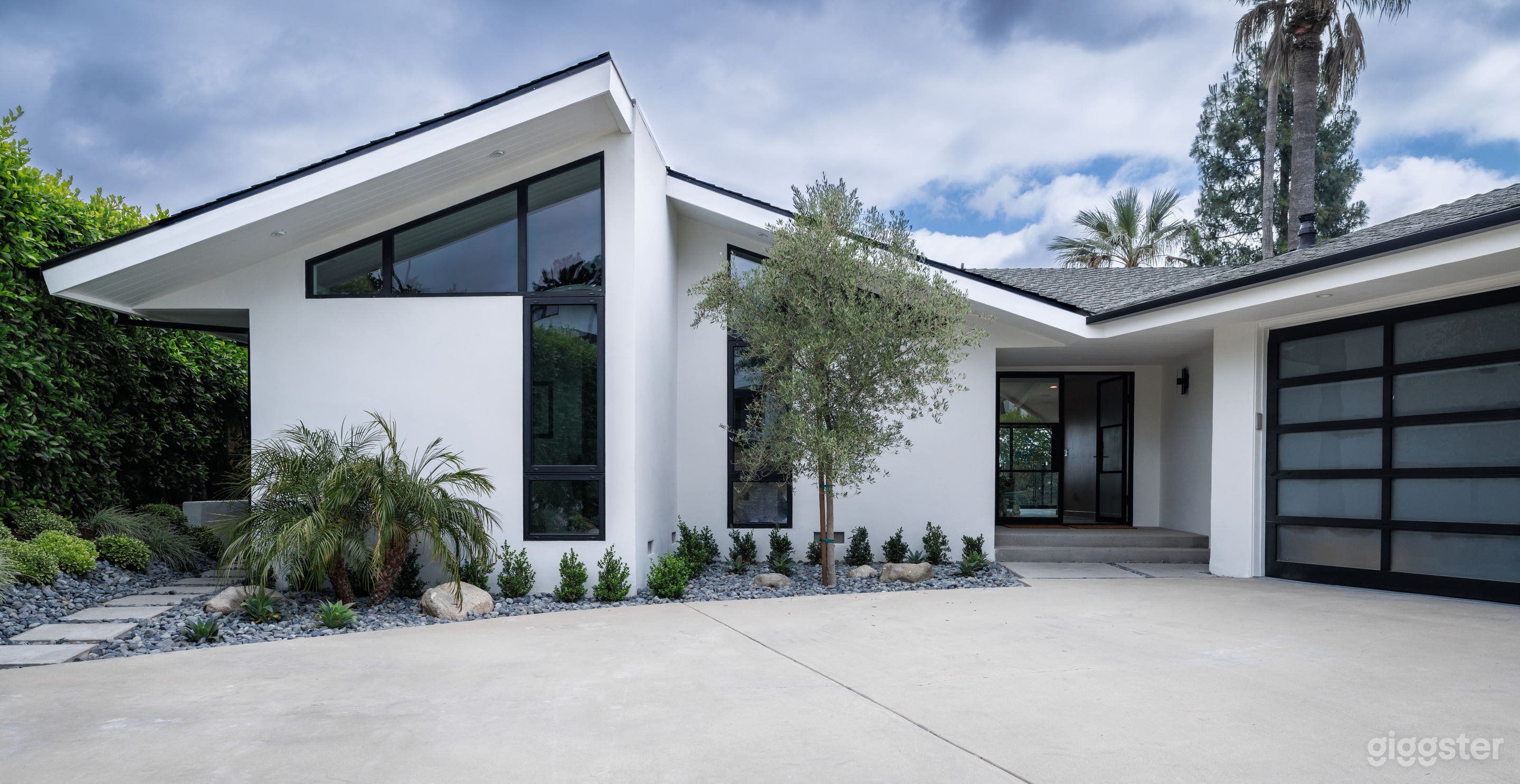 Mid century modern home located in Sherman Oaks. Photo 1