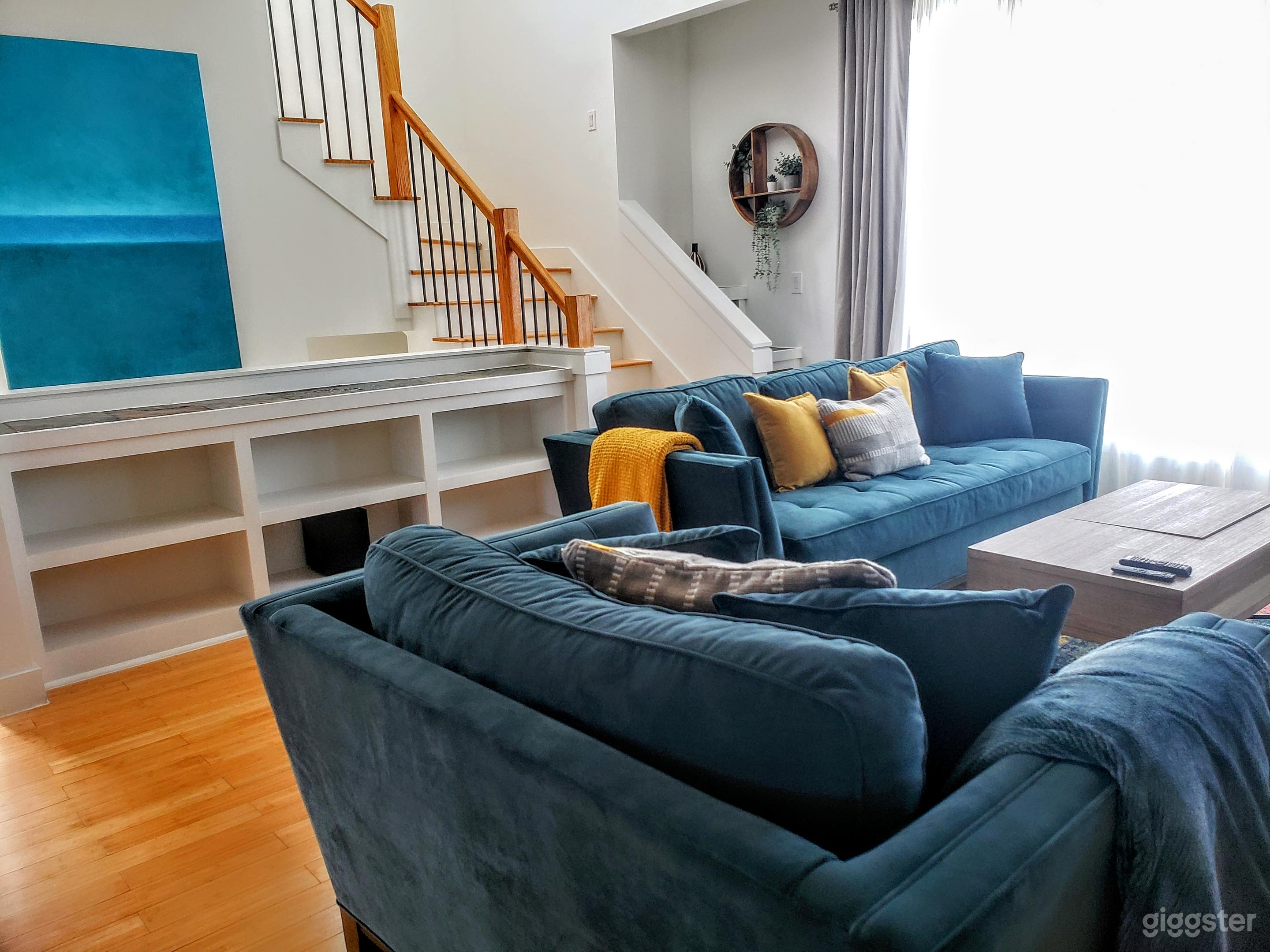 Centrally Located Modern Urban Retreat 3 BD /3 BH Photo 3