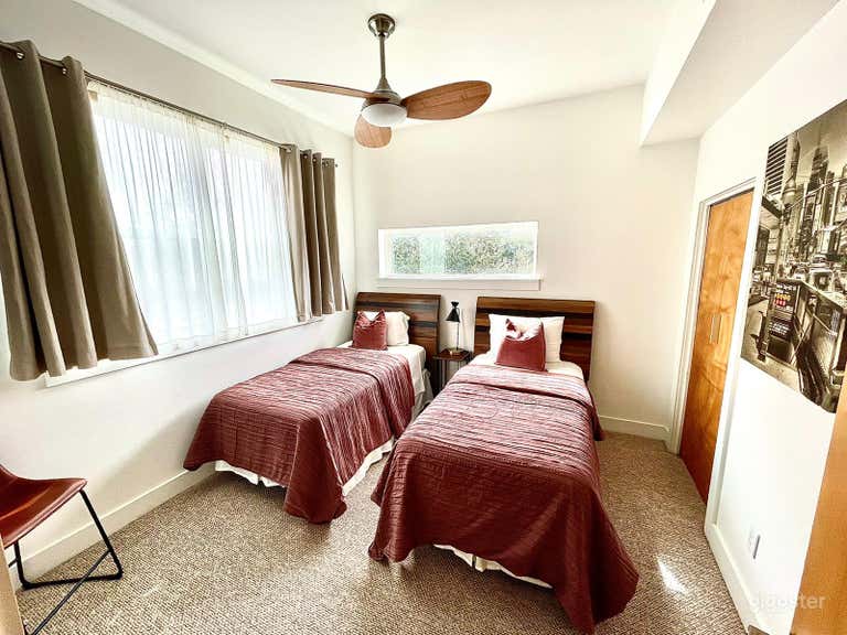  Centrally Located Modern Urban Retreat 3 BD /3 BH 