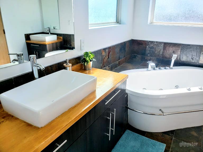  Centrally Located Modern Urban Retreat 3 BD /3 BH 