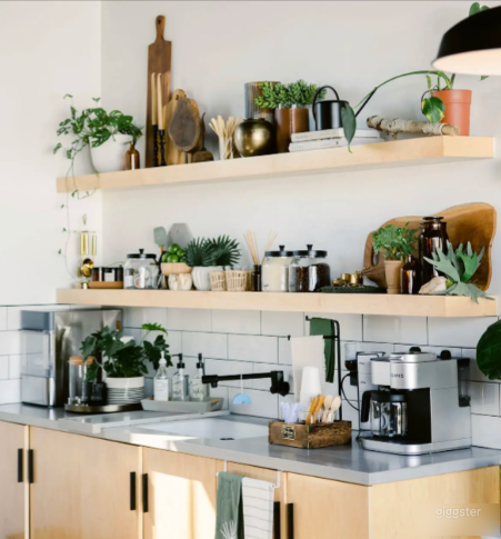 Modern Equipped and Creative Space in Huntington Photo 2