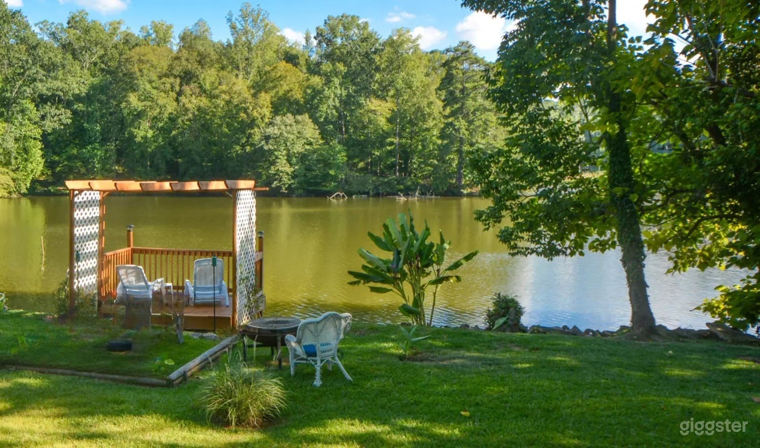 Lakeside Backyard Garden Photo 4