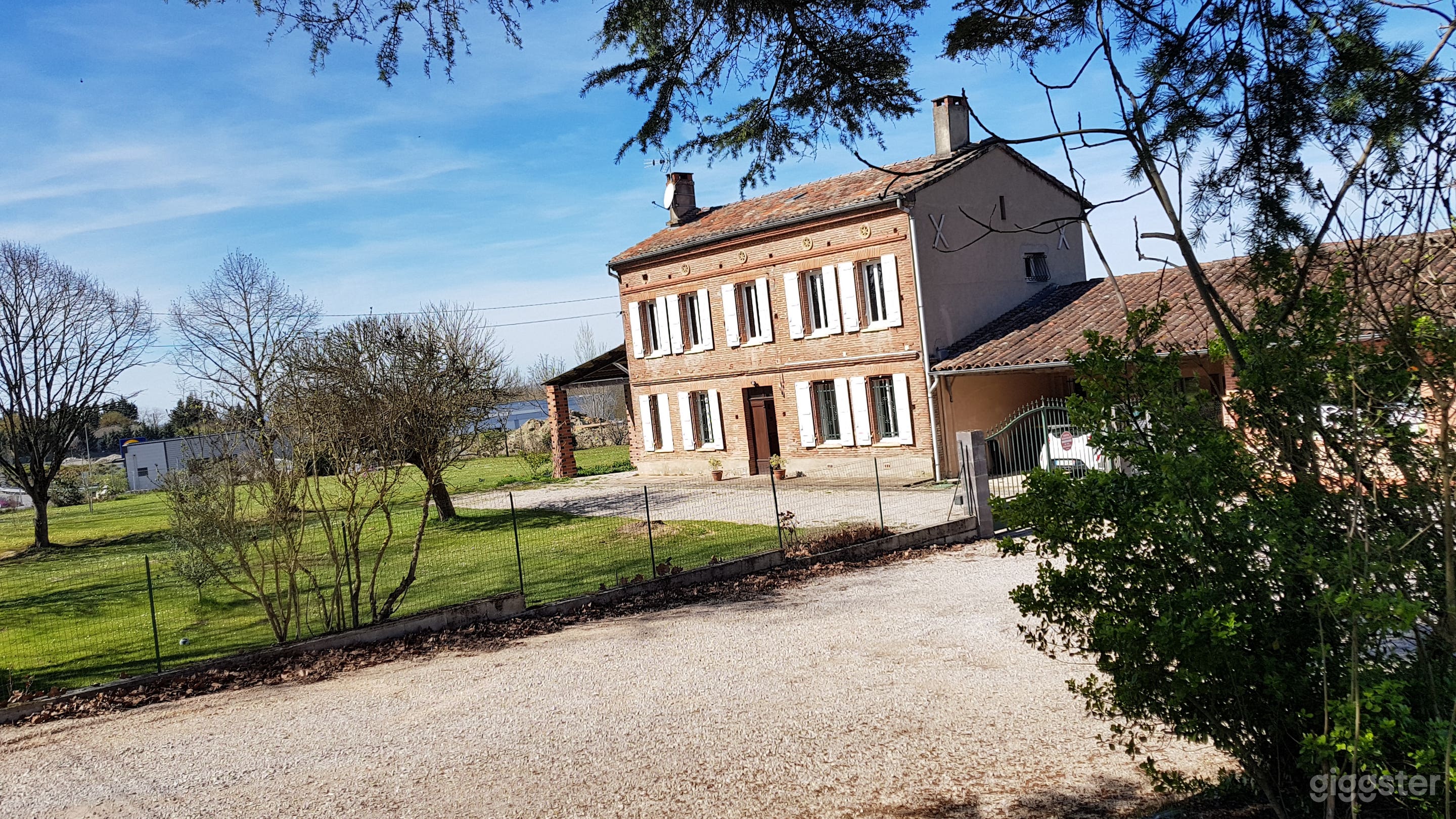 Photo de Maison authentique en briques de Toulouse – Lieu de tournage idéal 2