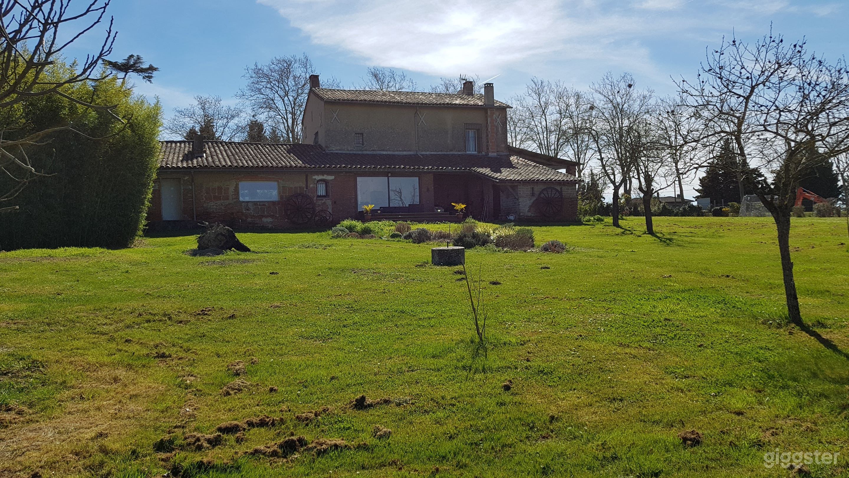 Photo de Maison authentique en briques de Toulouse – Lieu de tournage idéal 4