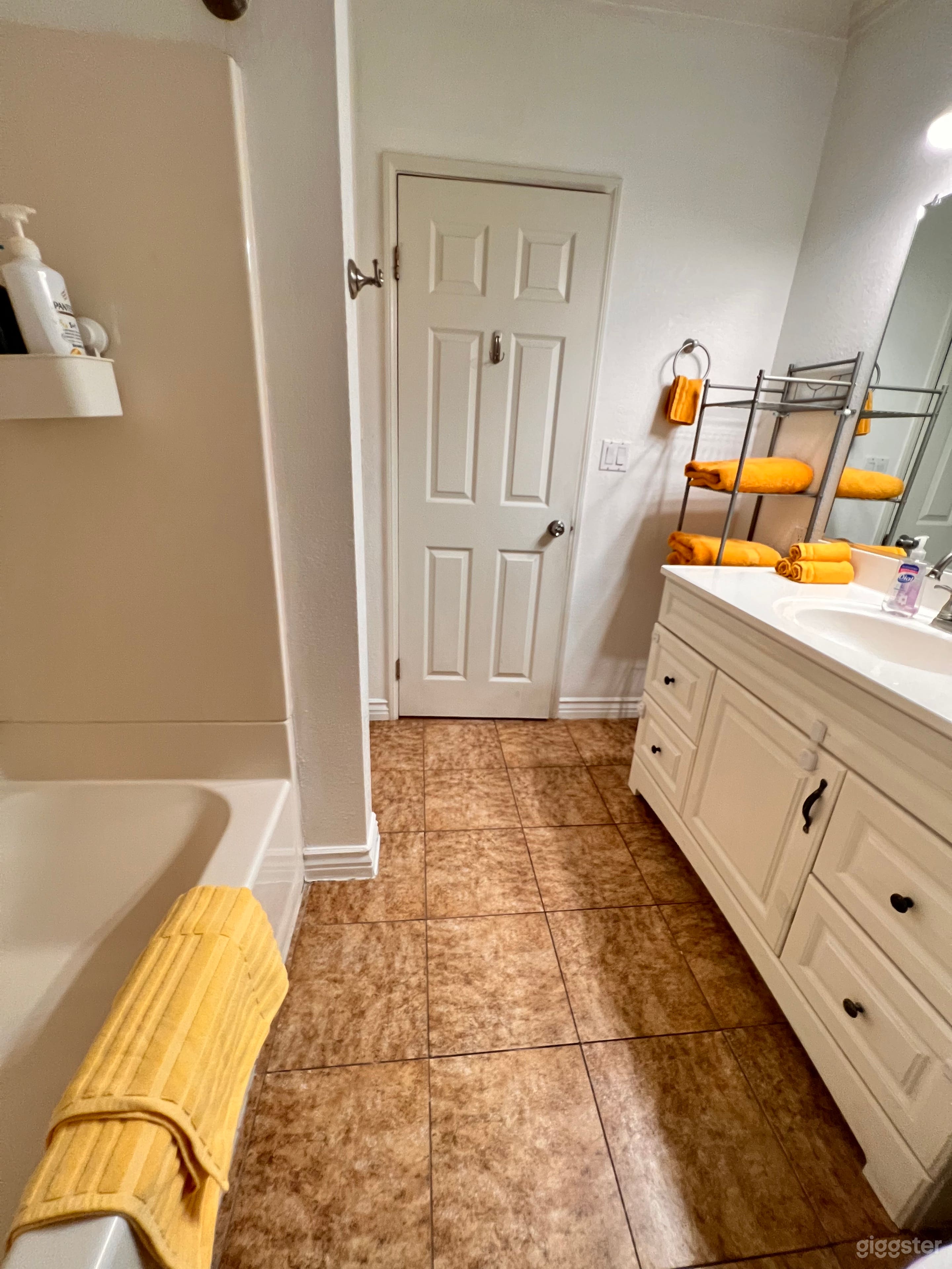 Open floor plan design fully furnished furnitures  Photo 4