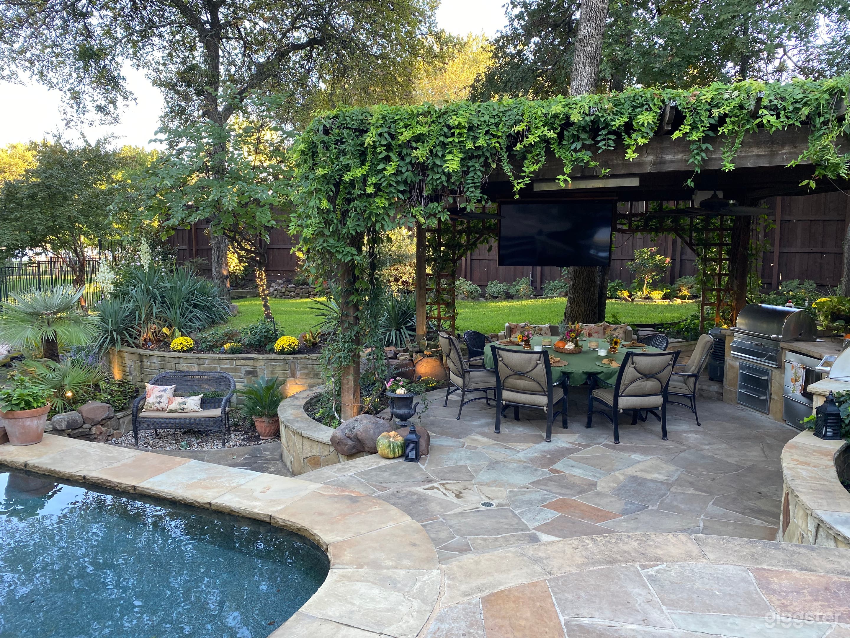 Resort-like Mansion Backyard Photo 4