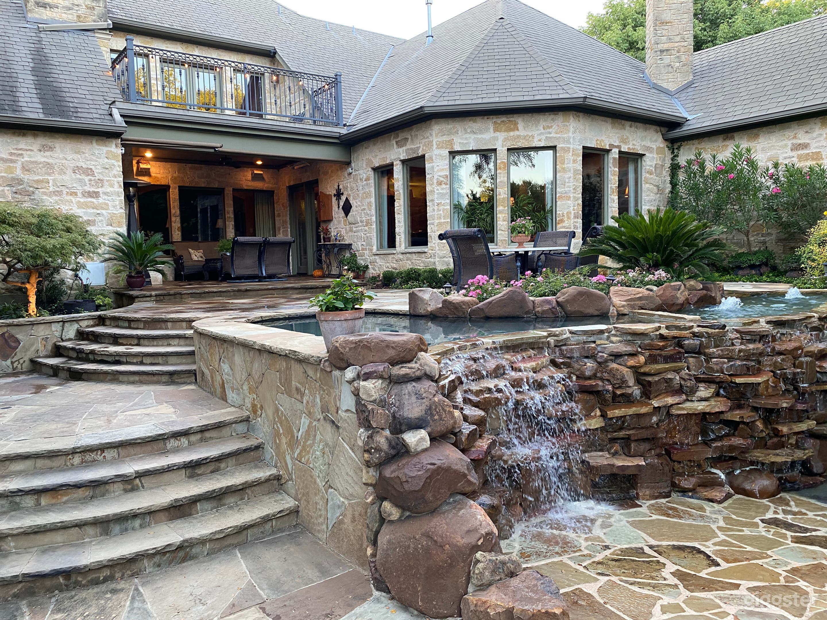 Resort-like Mansion Backyard Photo 3