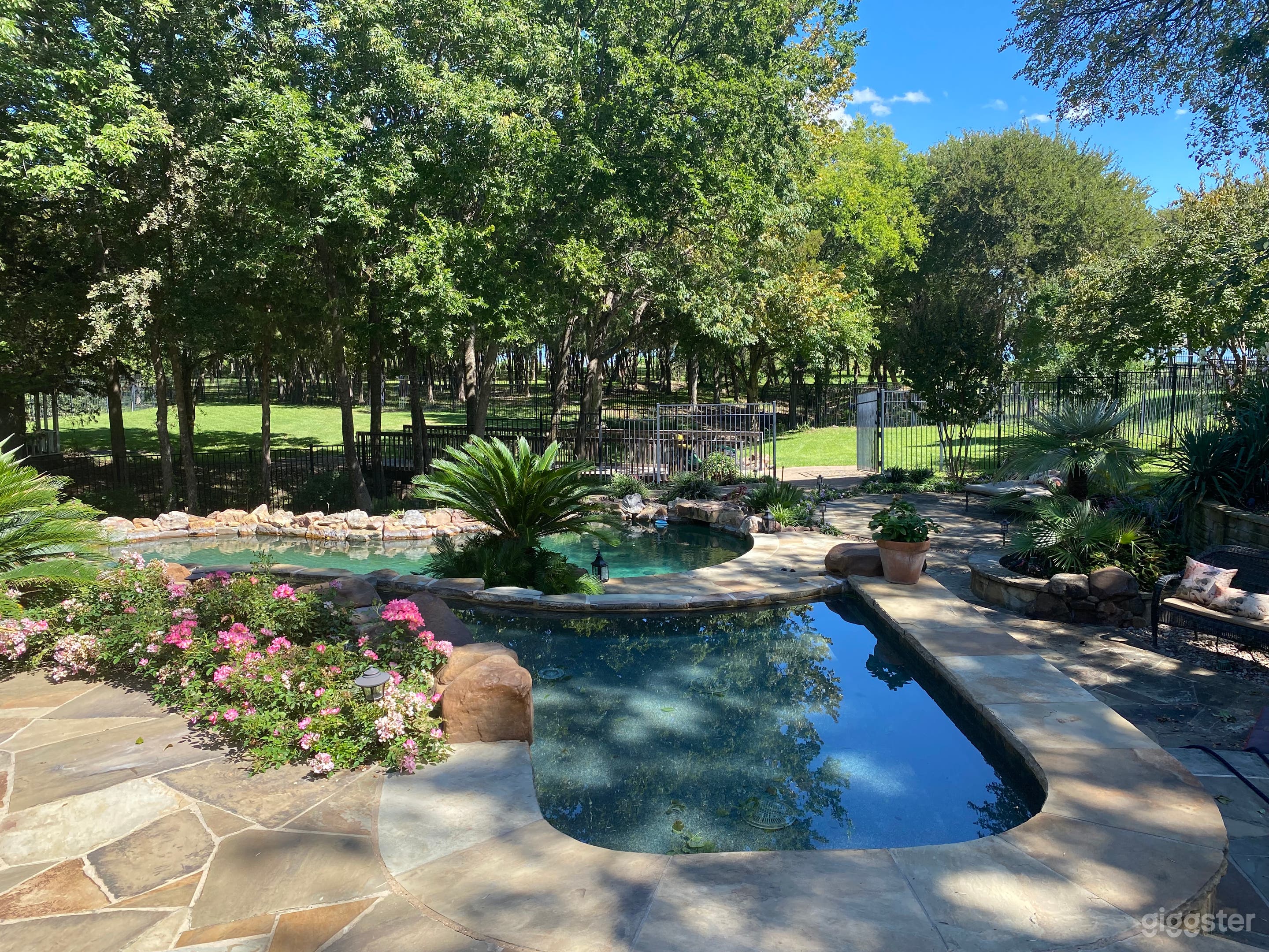 Resort-like Mansion Backyard Photo 1