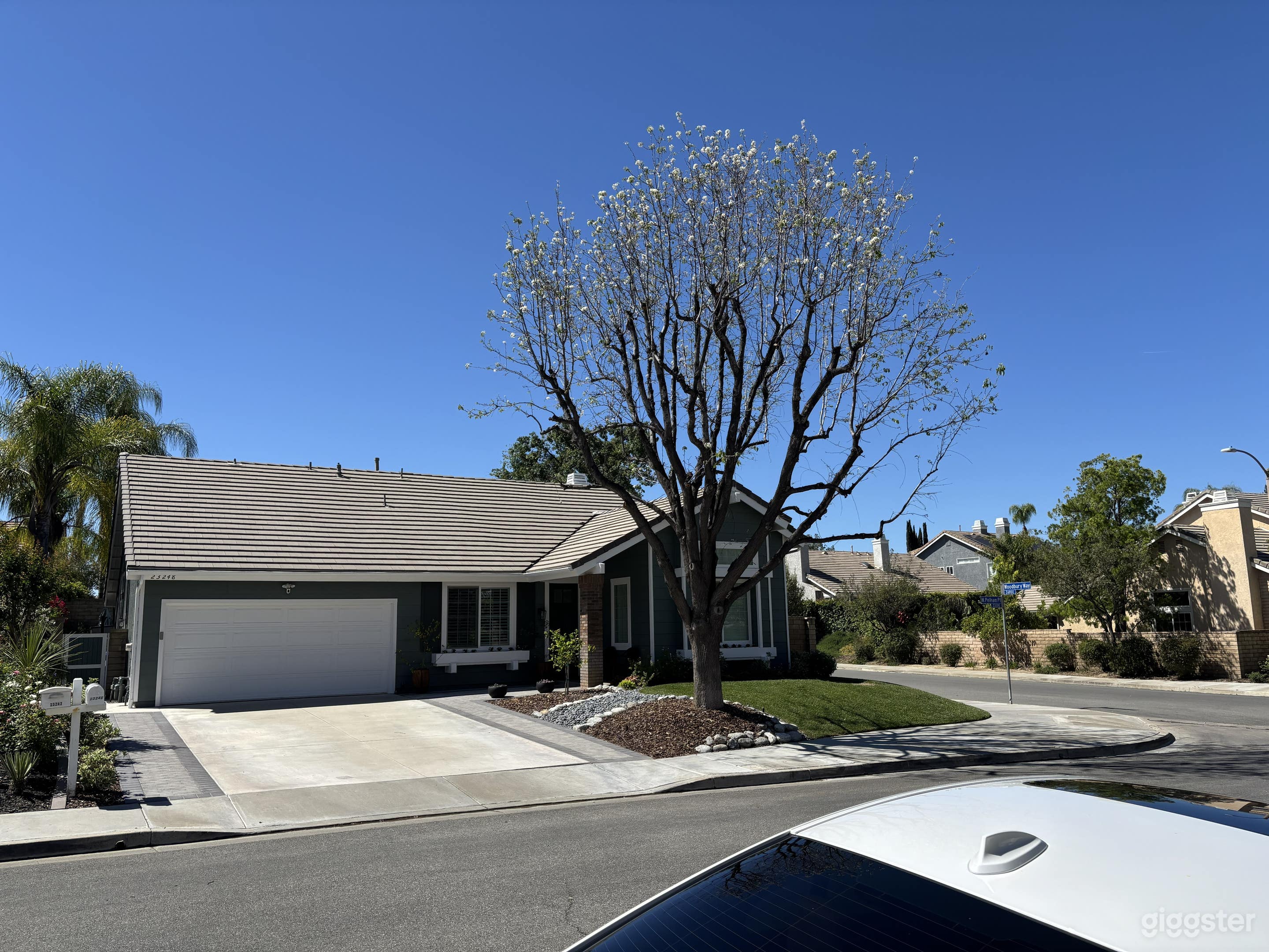 Single Story Pool Home in Santa Clarita Photo 2