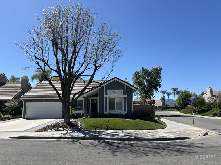  Single Story Pool Home in Santa Clarita 