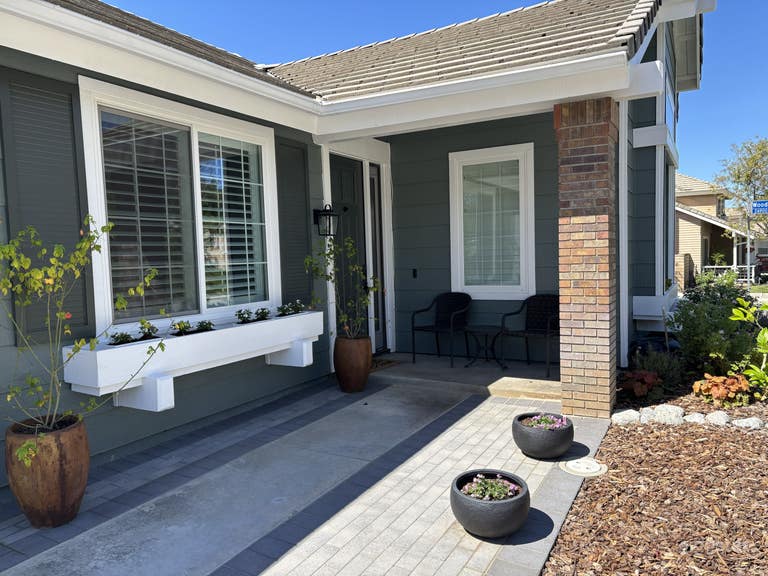  Single Story Pool Home in Santa Clarita 