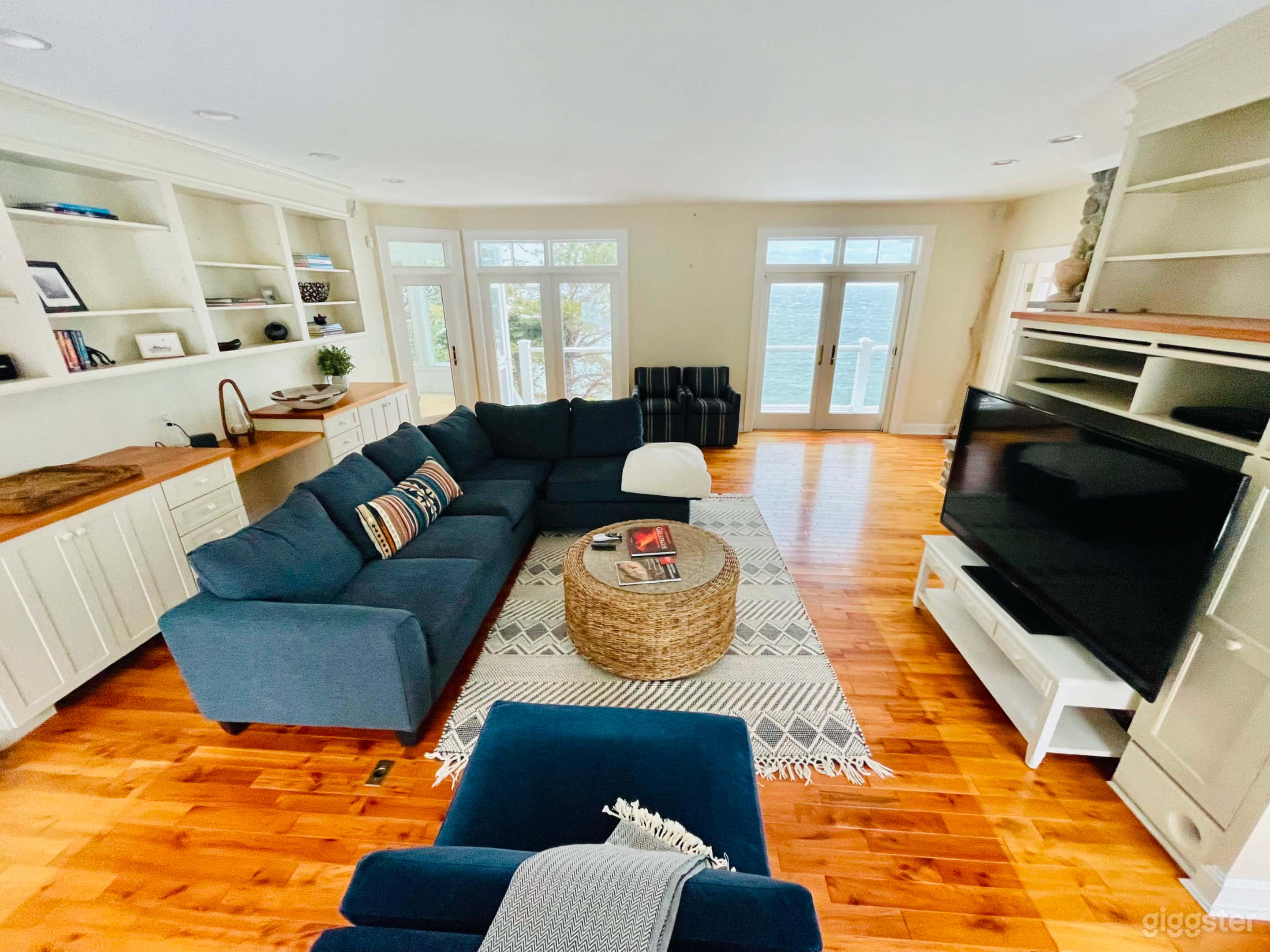 Dreamy Beach House w Hamptons Style Architecture Photo 3