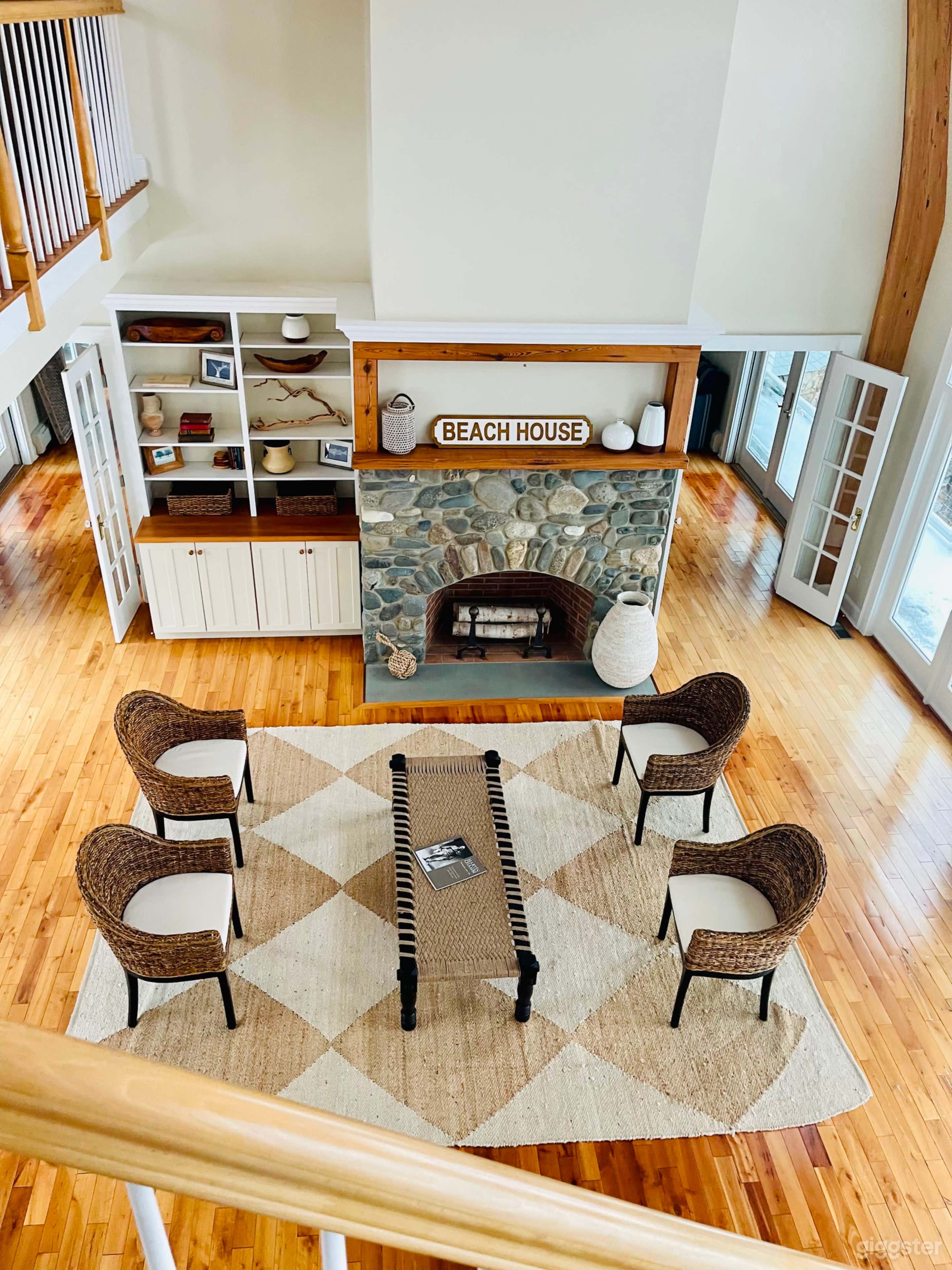 Dreamy Beach House w Hamptons Style Architecture Photo 4