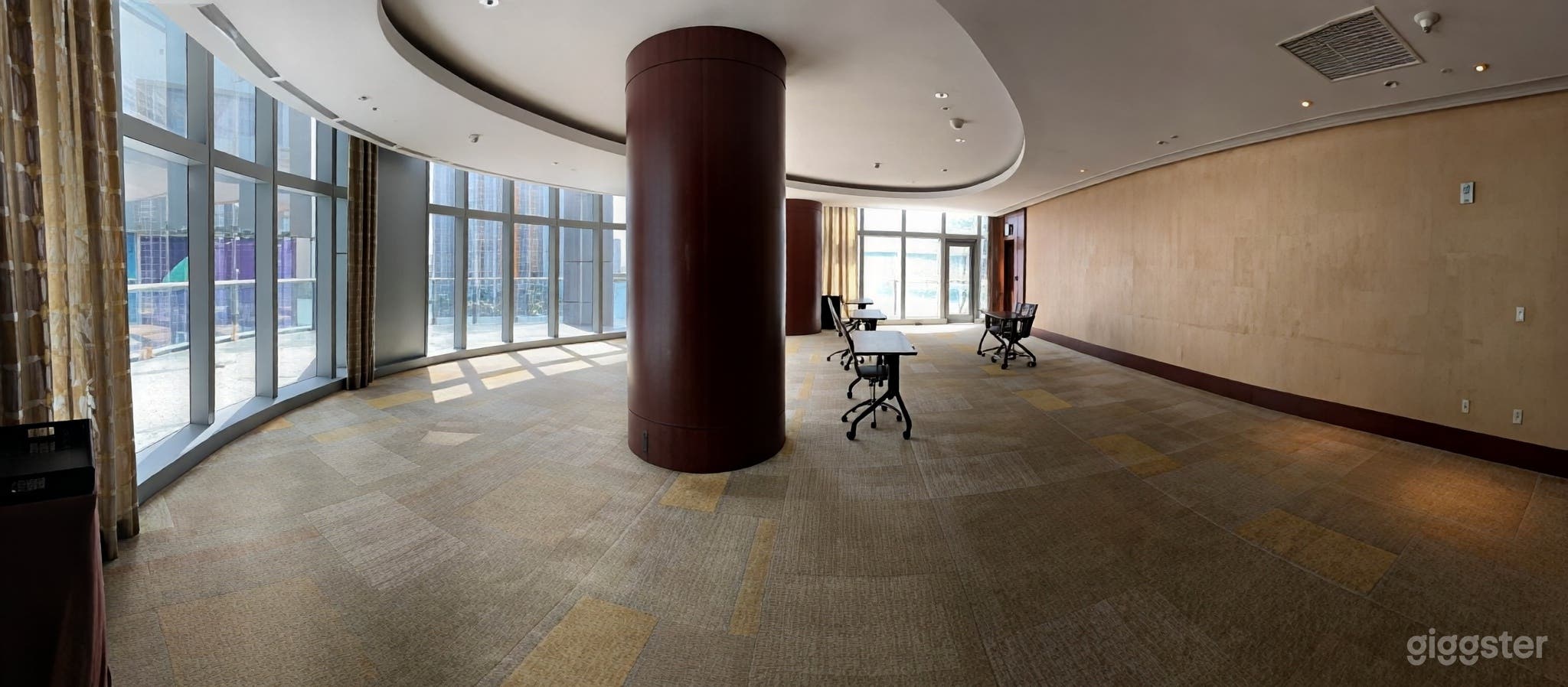 Elegant Plaza Lounge & Event Space Photo 3
