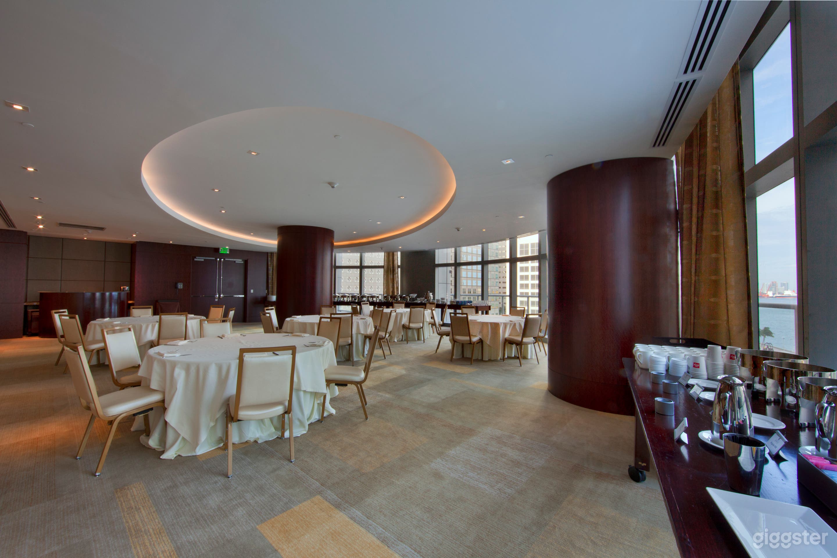 Elegant Plaza Lounge & Event Space Photo 2