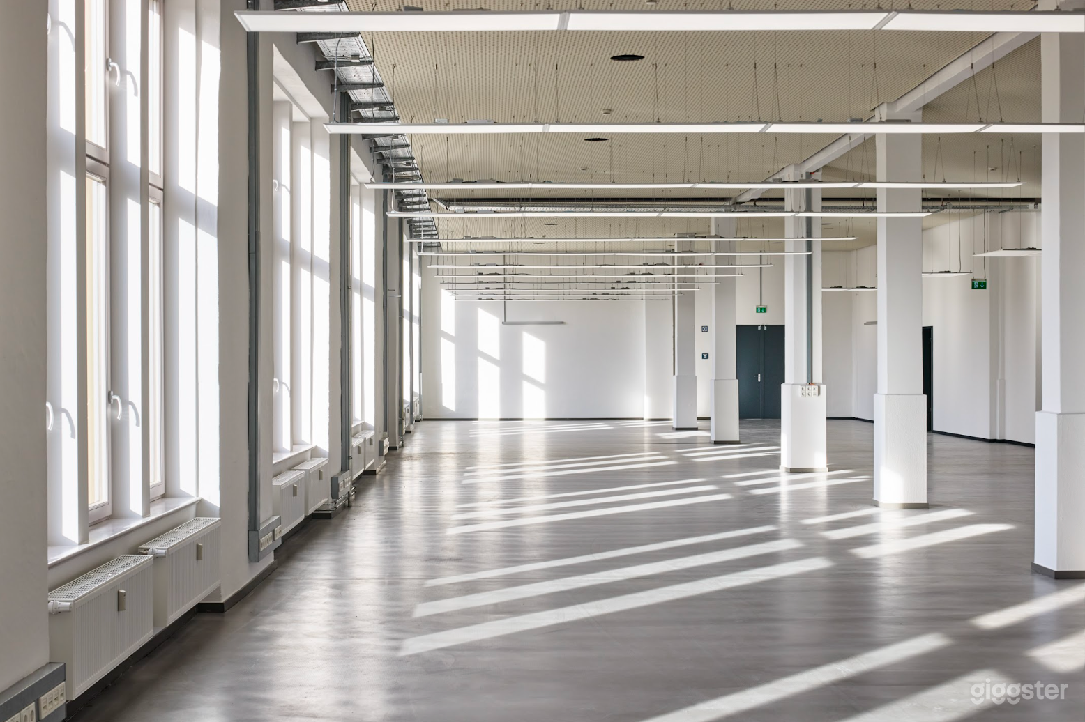 Heller, moderner Veranstaltungsraum im Erdgeschoss mit 712 m² Foto 3