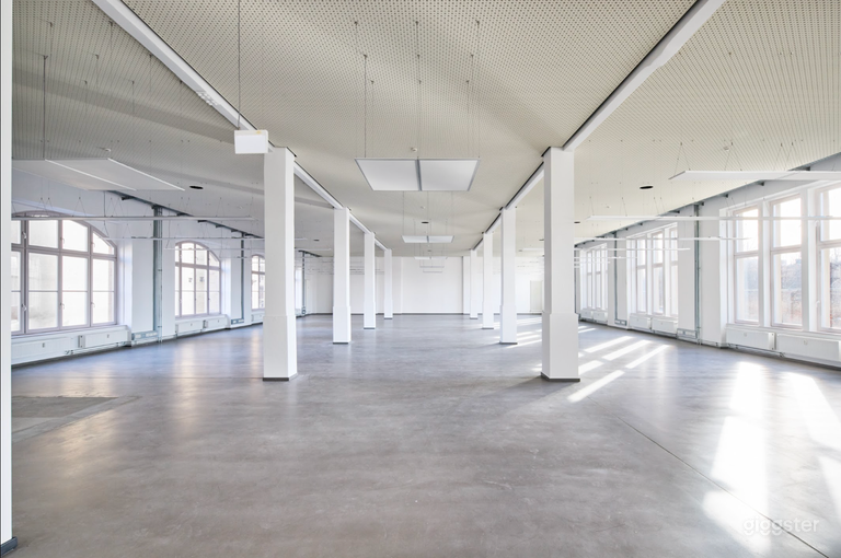  Bright, modern 712 m² ground-floor event space 
