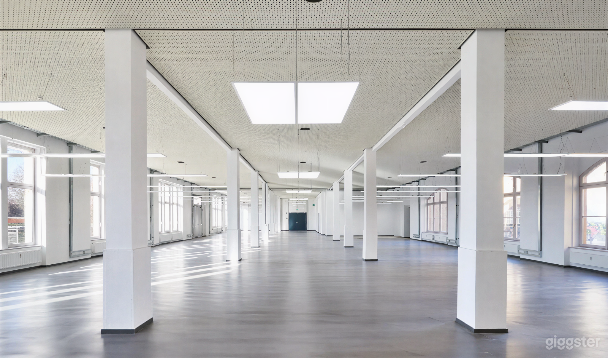 Heller, moderner Veranstaltungsraum im Erdgeschoss mit 712 m² Foto 2