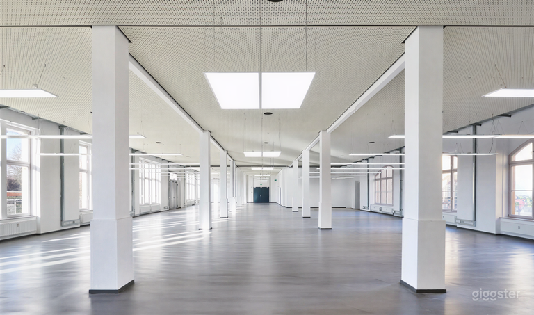  Bright, modern 712 m² ground-floor event space 