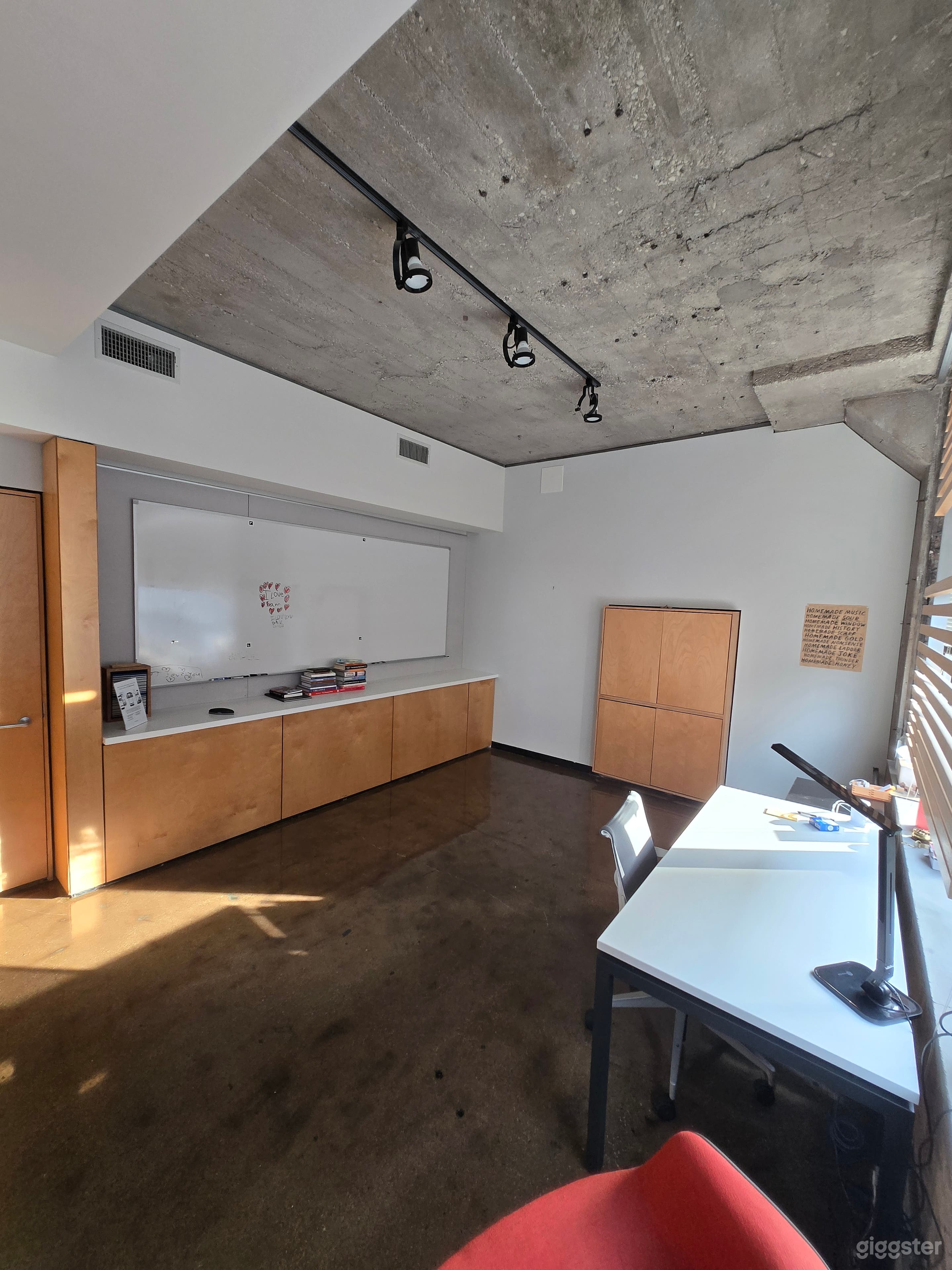 Private Office Space (3:5) Photo 3
