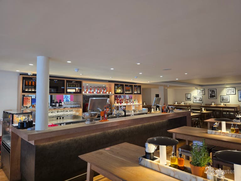  Open Plan First Floor Space 