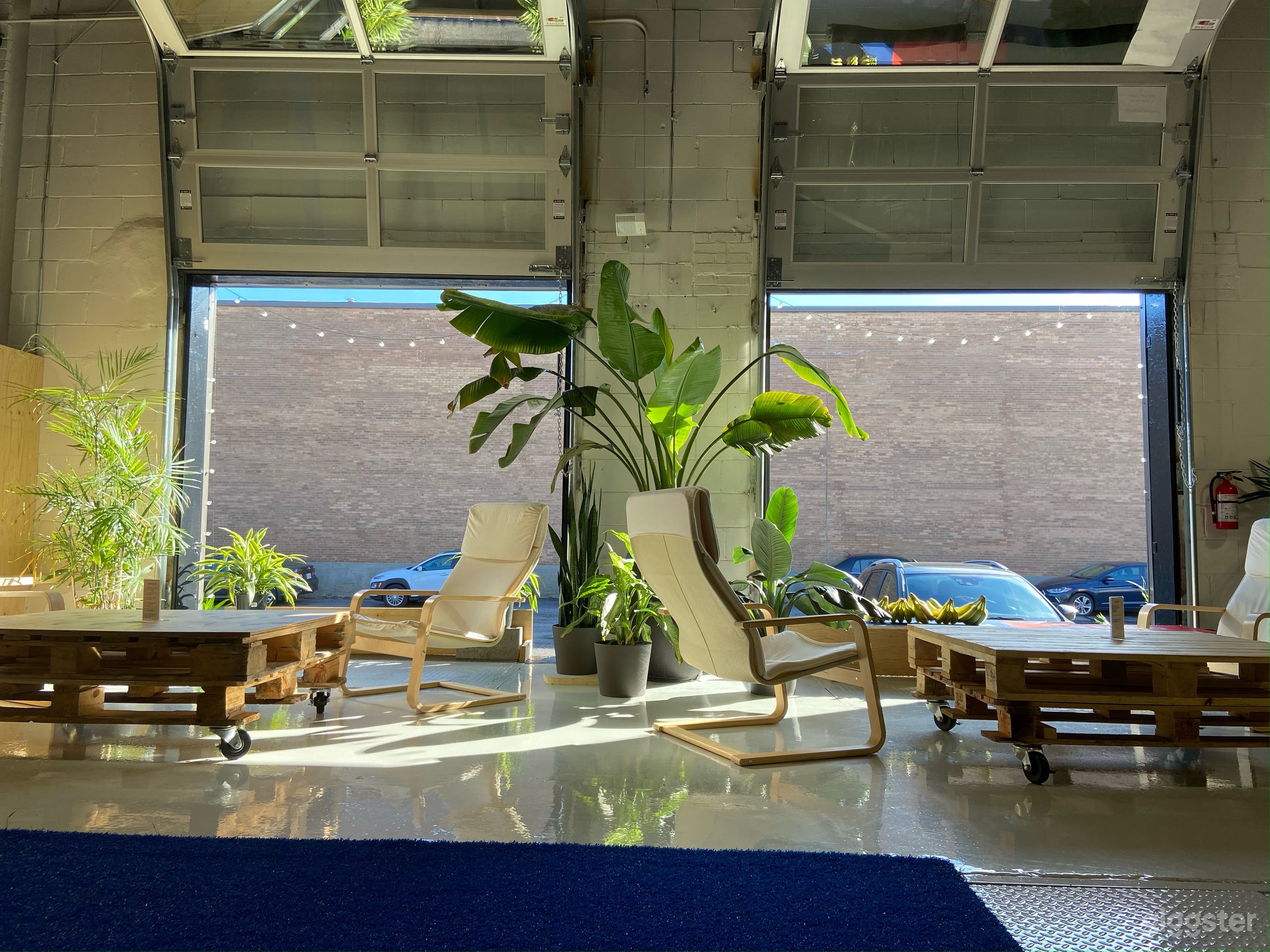 Bright industrial training centre with lounge area Photo 1