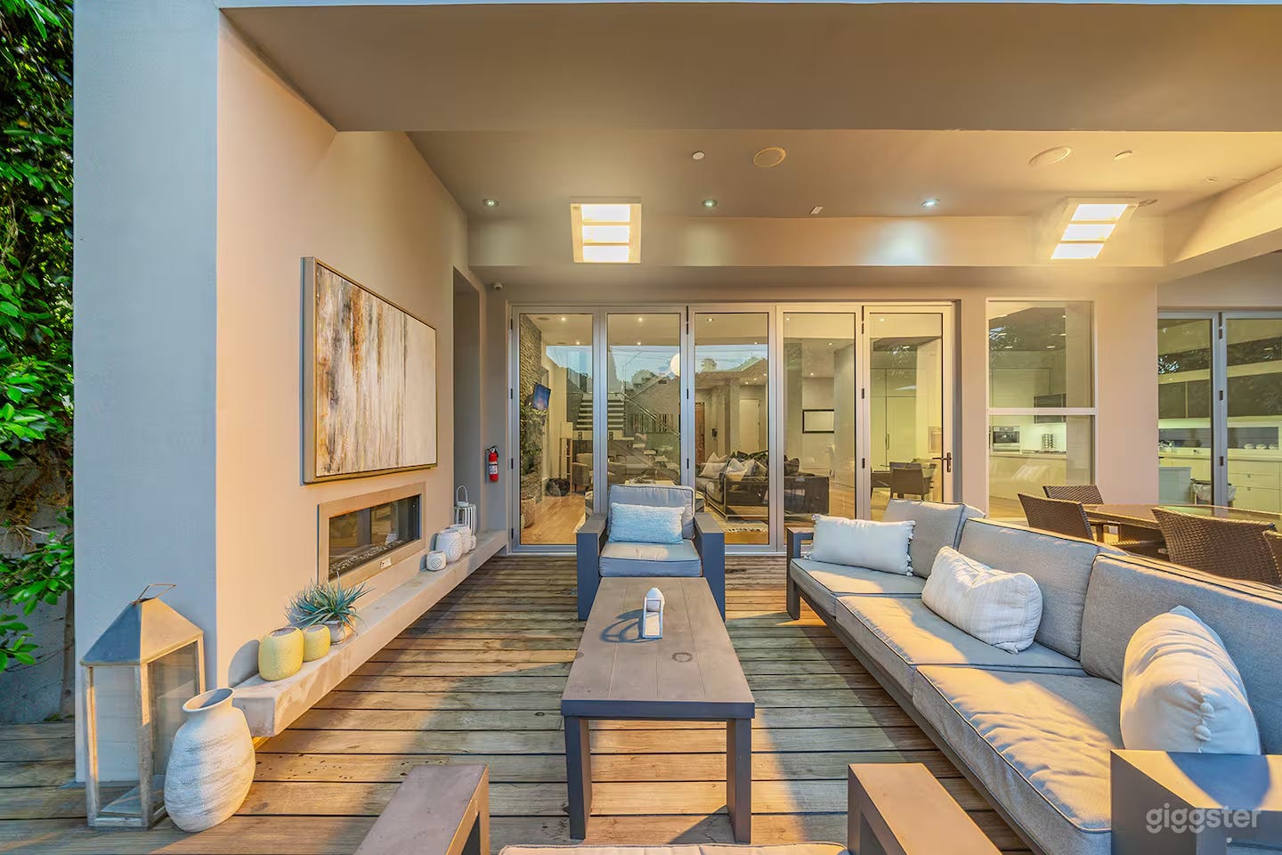 SLEEK GLASS MODERN WITH LUSH PRIVACY WALL Photo 4