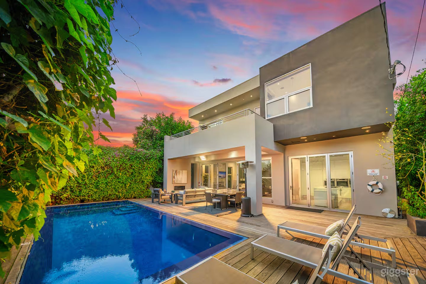 SLEEK GLASS MODERN WITH LUSH PRIVACY WALL Photo 2