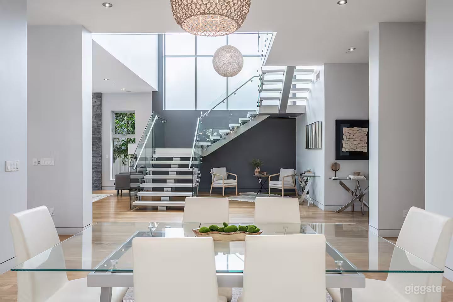 SLEEK GLASS MODERN WITH LUSH PRIVACY WALL Photo 3