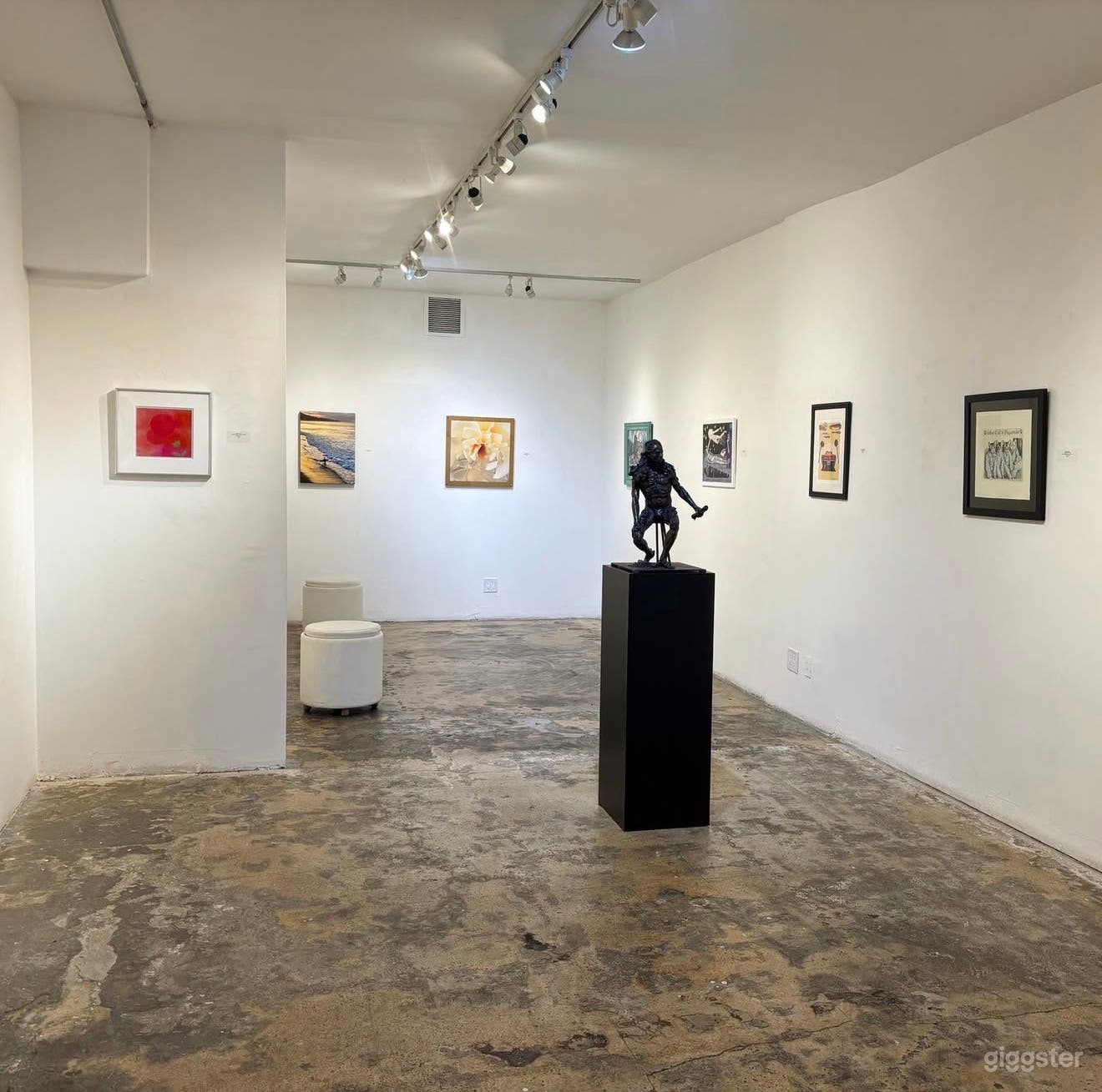 Upscale mid-city contemporary art space Photo 4