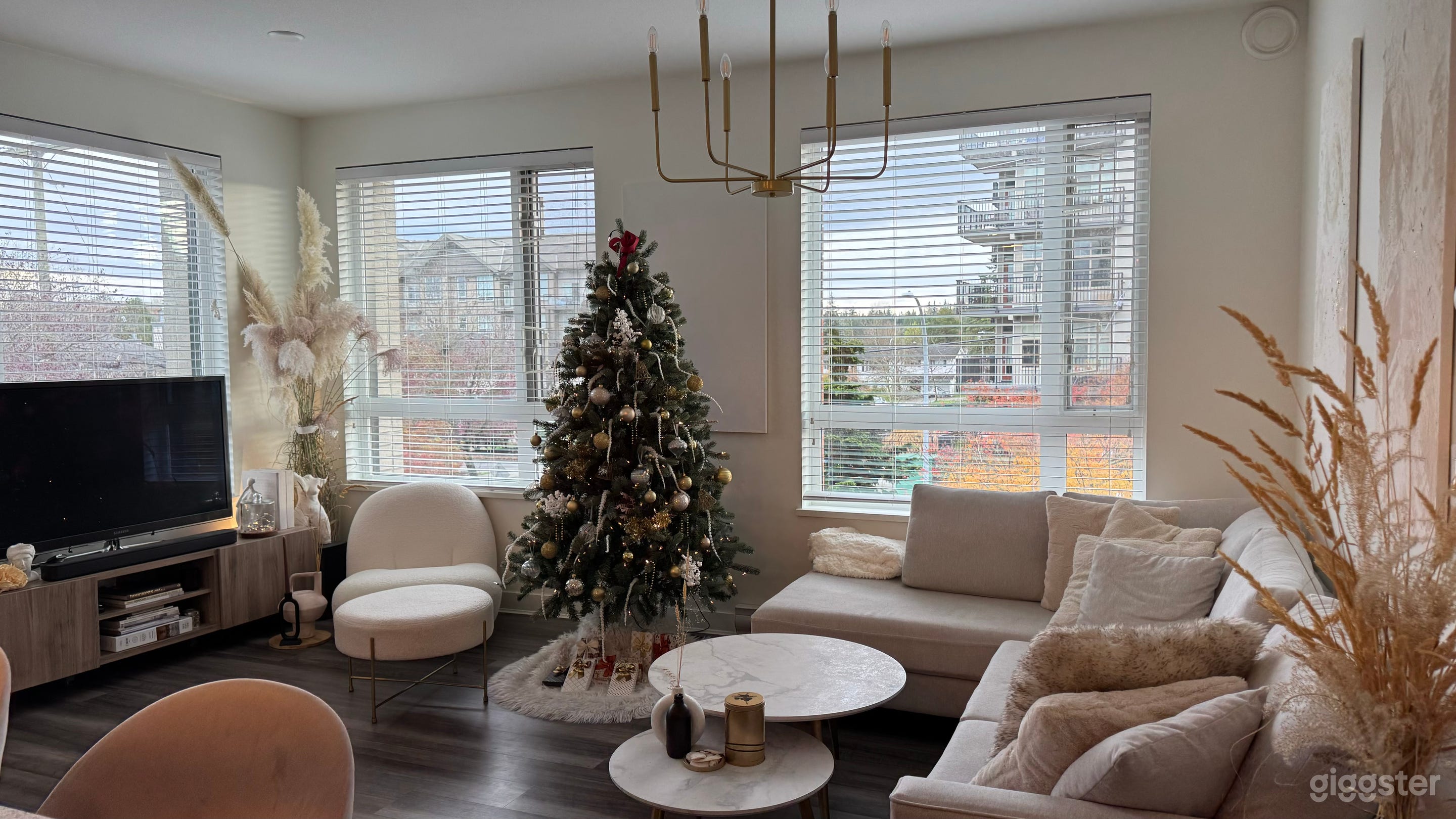 Stunning, sunlit condo with master bedroom  Photo 1