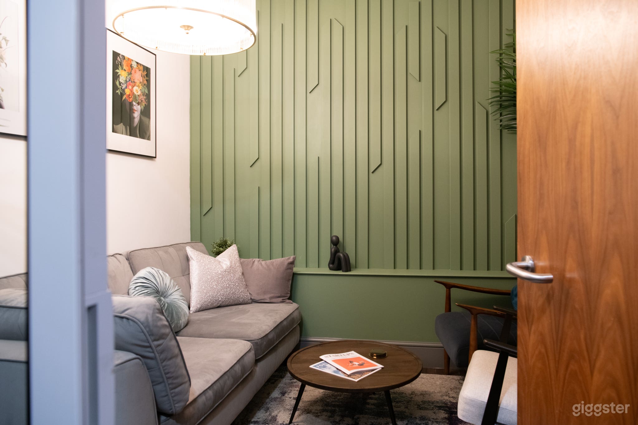 Cosy Snug Meeting Room Photo 3