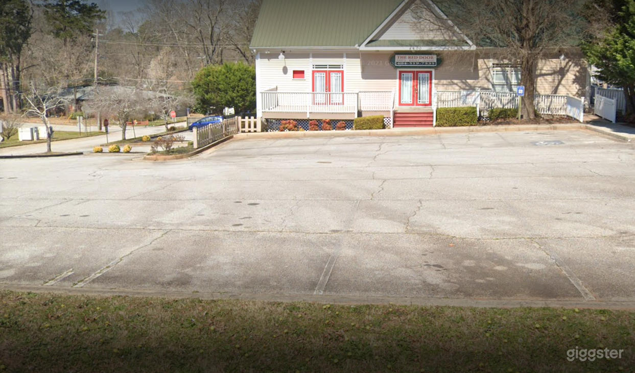 Large and Spacious Parking Lot in Georgia Photo 4