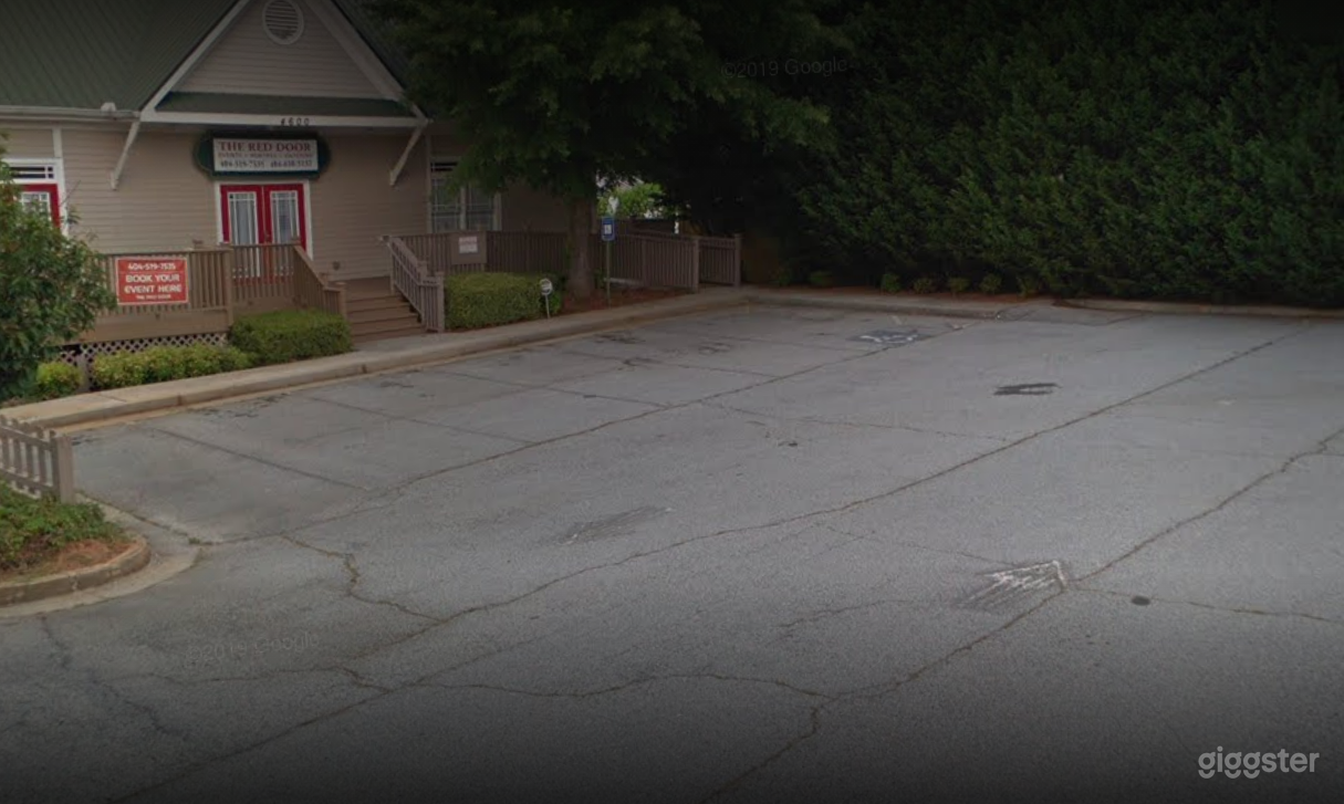 Large and Spacious Parking Lot in Georgia Photo 2