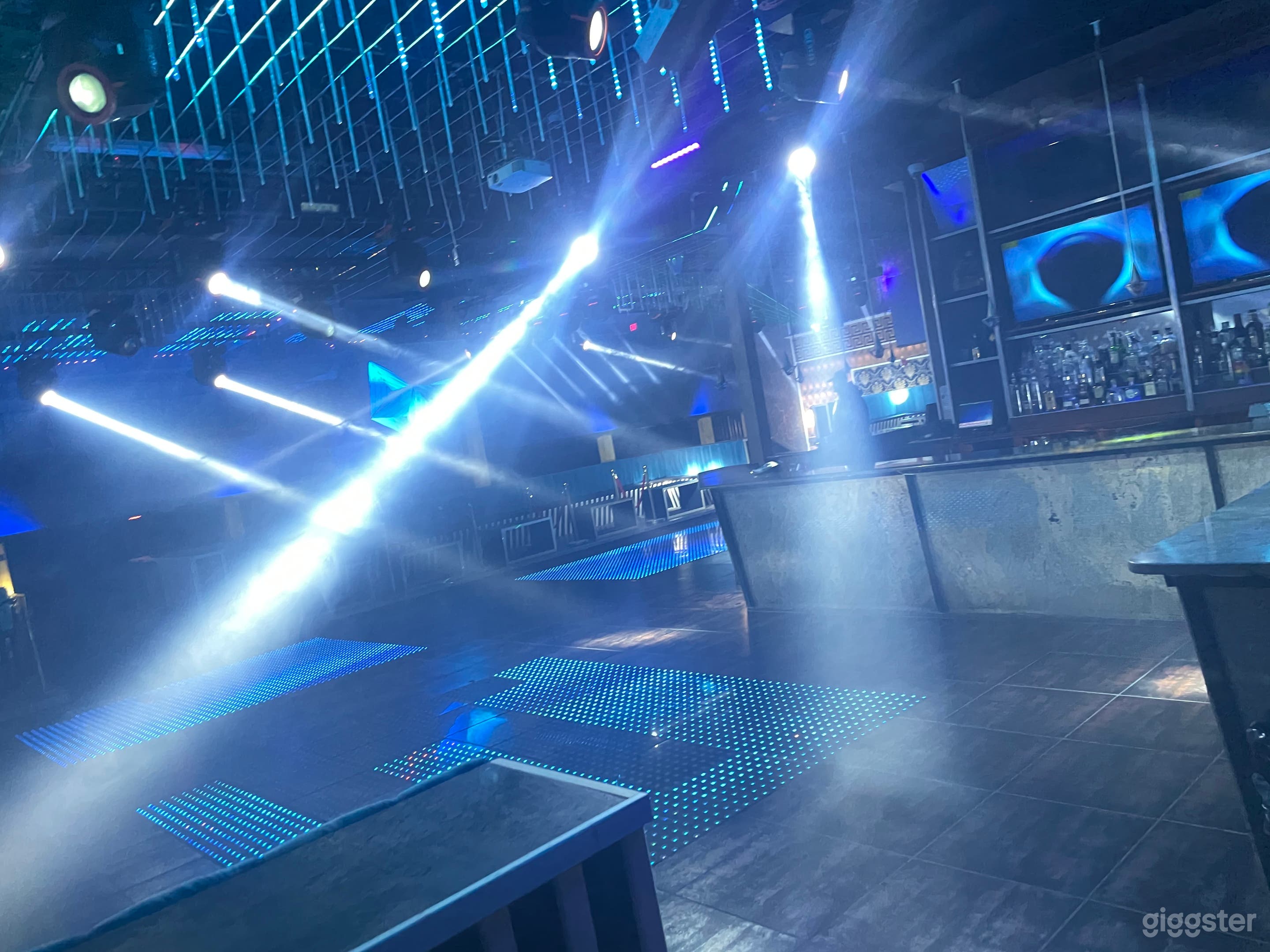 Well Crafted Nightclub  Photo 2