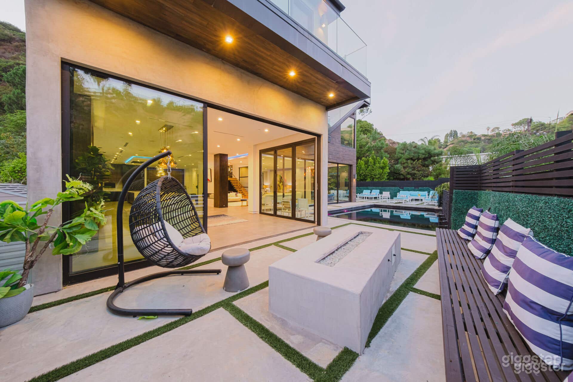 MODERN LUXE ARCHITECTURAL POOL IN THE HILLS Photo 3